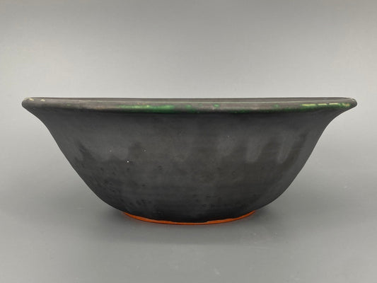 Schwarz glasierte Obstschale mit Laufglasur