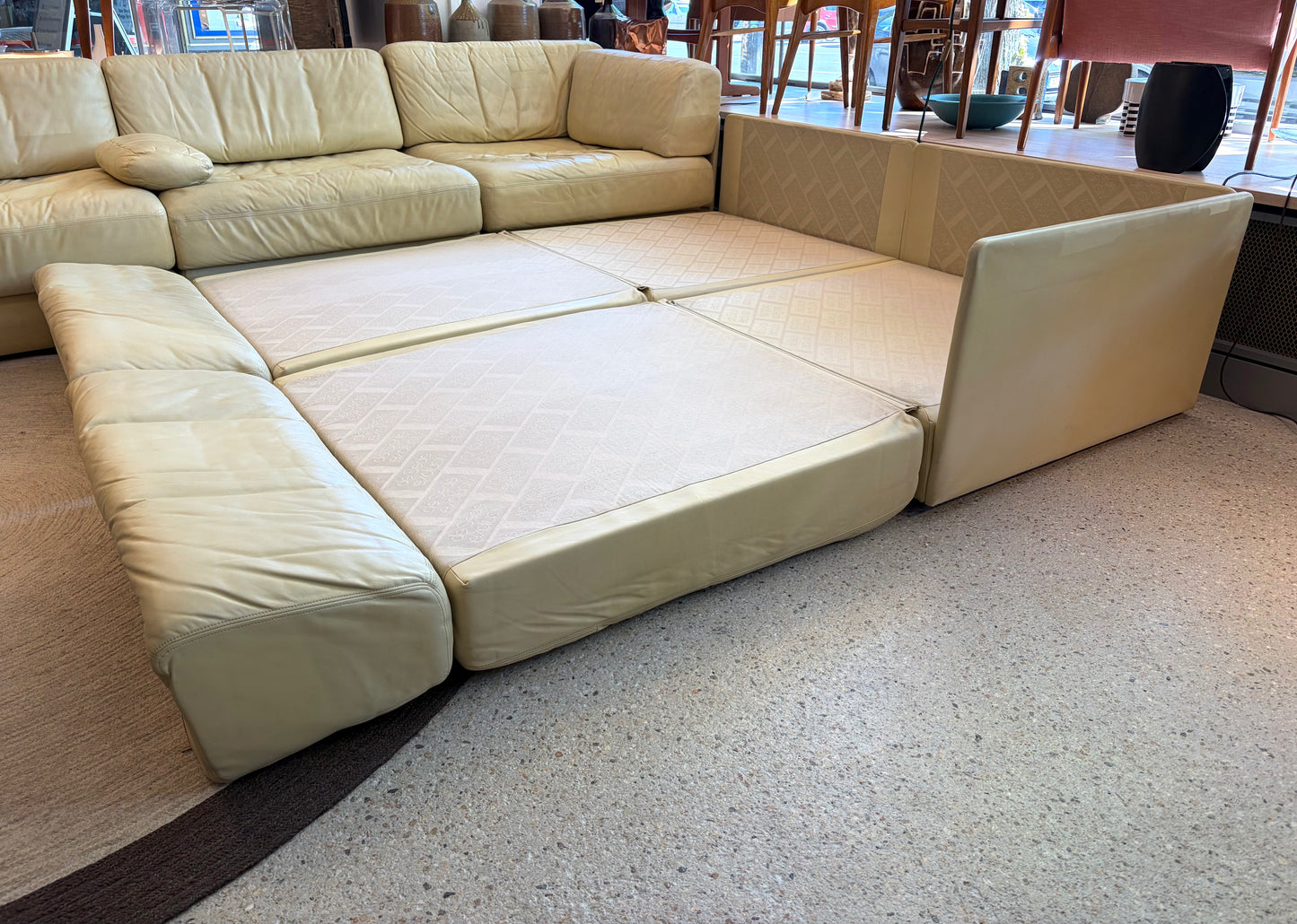 Couchgarnitur DS76 von De Sede aus cremefarbenem Leder mit Gästebettfunktion, Schweiz 1970er