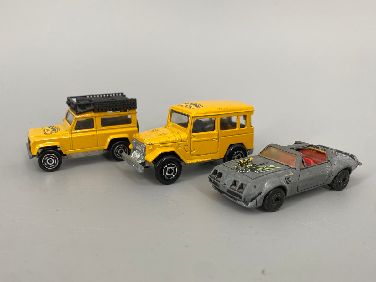 3 Modellautos von Matchbox und Majorette, 2x Camel Trophy, Land Rover Defender 90 & Toyota  Land Cruiser FJ40 sowie eine Pontiac Firebird Trans Am