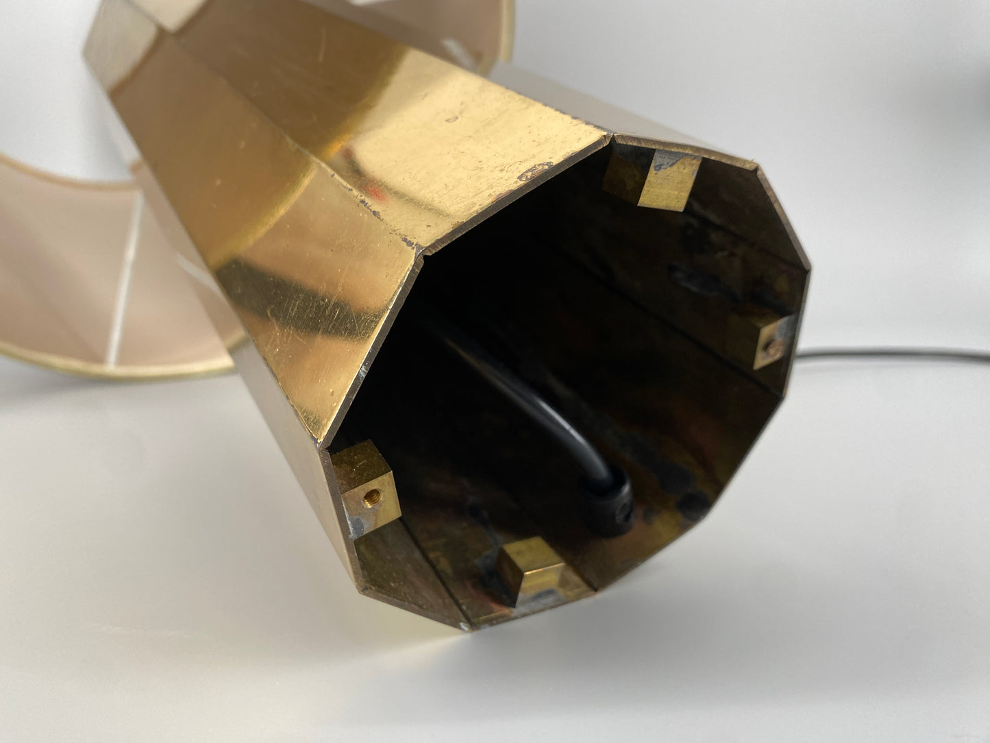 Tischlampe im Hollywood Regency Stil mit Messing-Sockel um 1970