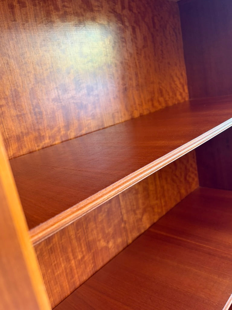 Mid Century Design Schrank aus Esche und Teakholz, mit versteckten Krawattenfächern, Deutschland 1950er