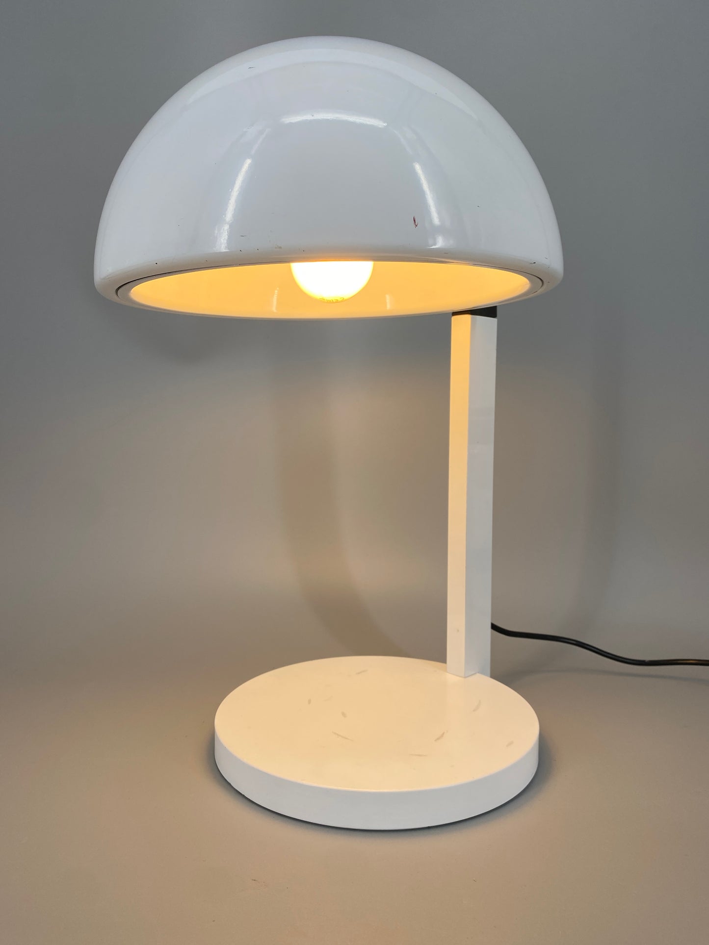Postmoderne Tischlampe mit charakteristischem halbkugelförmigen Lampenschirm, um 1980
