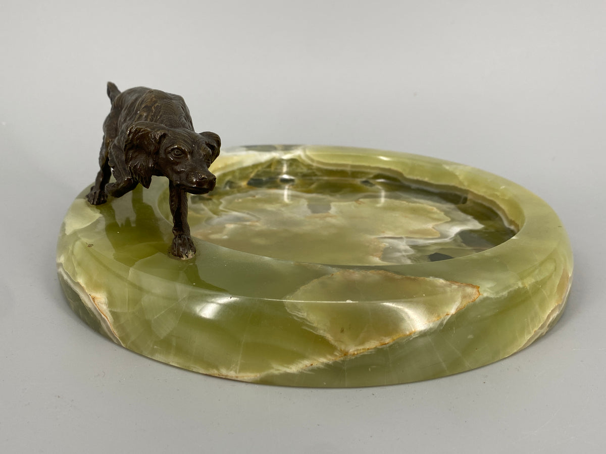Grosse Art Deco Ablageschale aus Natur-Onyx mit einer Jagdhundfigur, um 1920