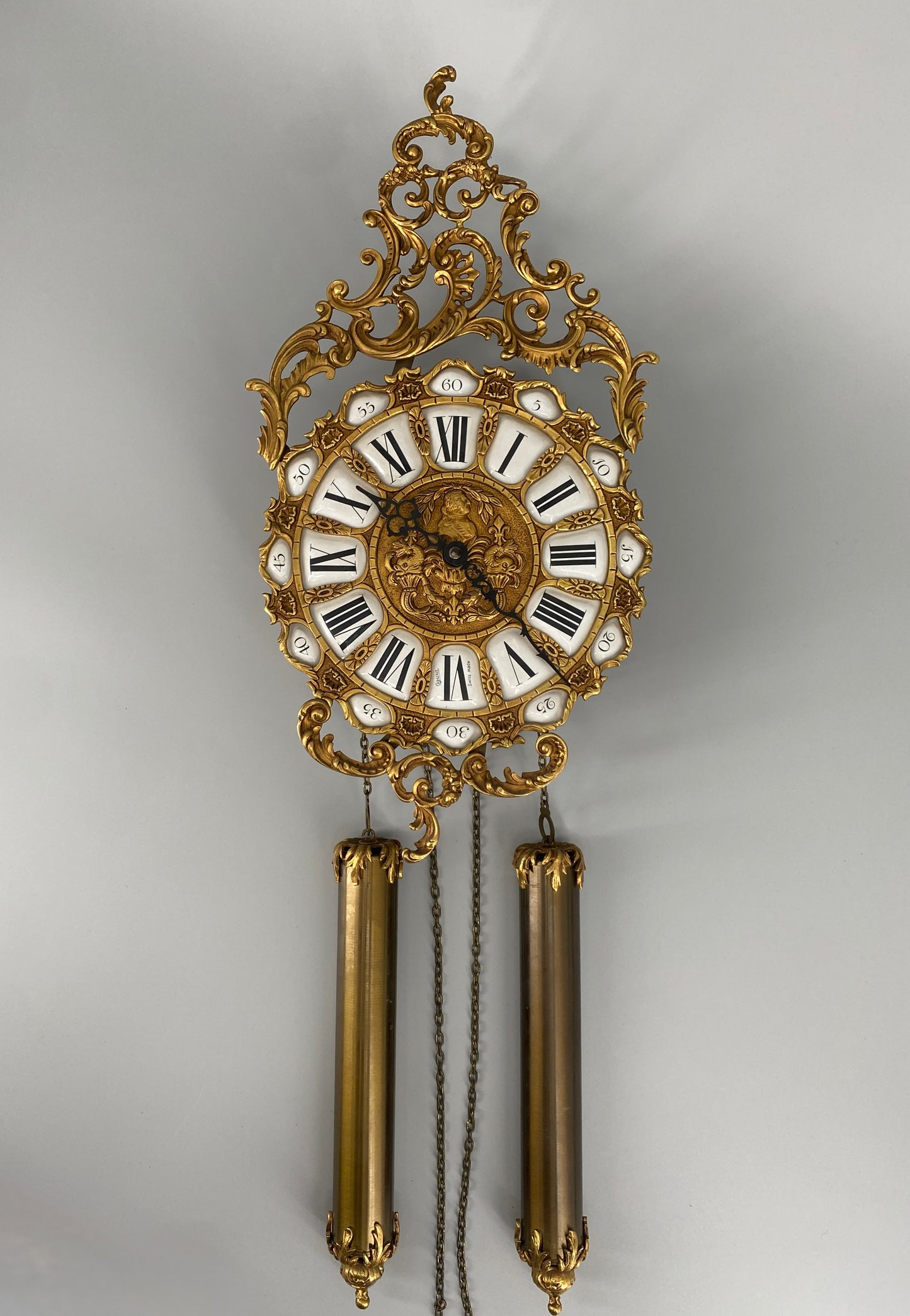 Reich verzierte Cartelwanduhr im französischen Rokoko-Stil von Azura, Schweiz, Mitte des. 20 Jhd.