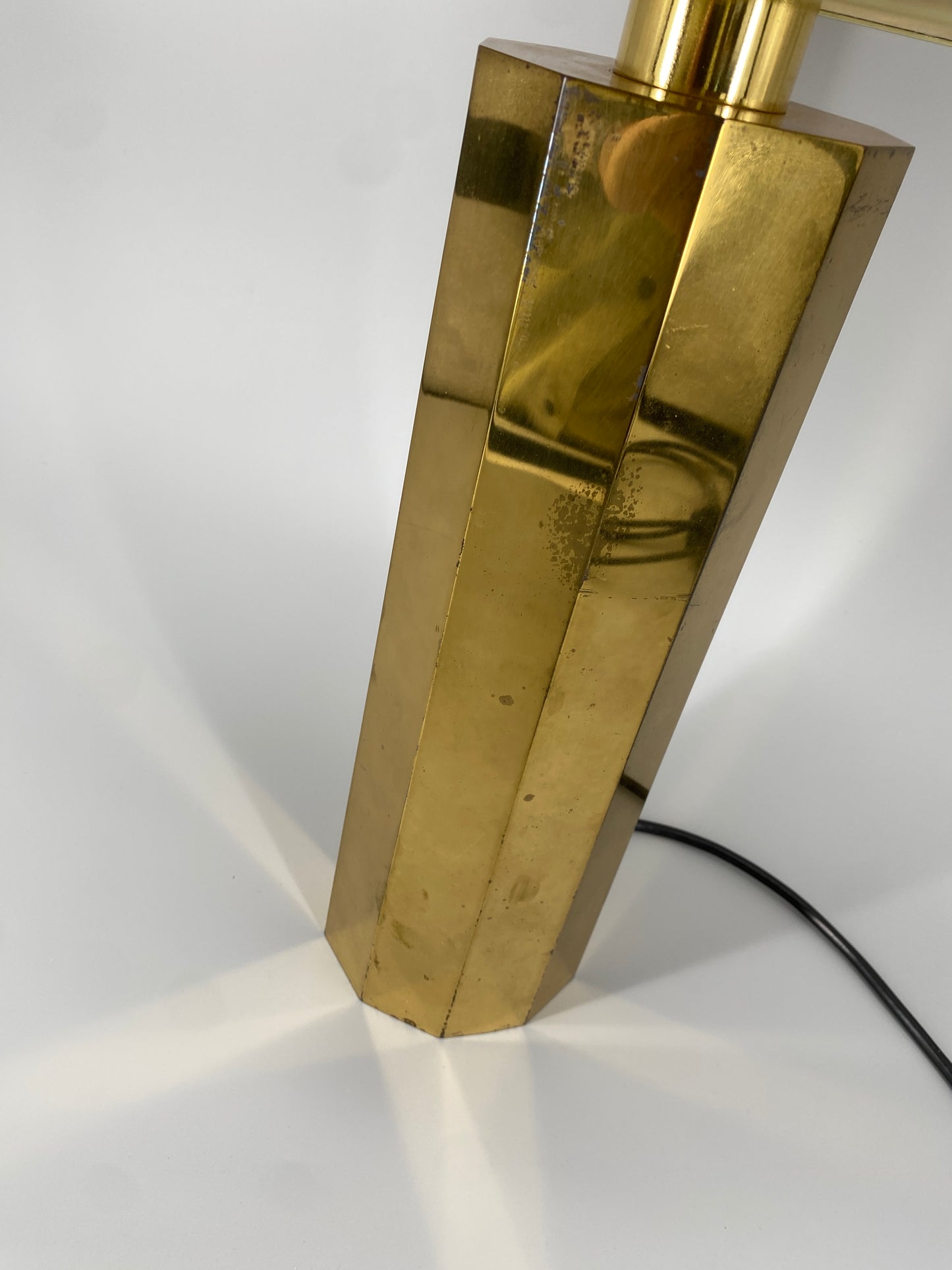 Tischlampe im Hollywood Regency Stil mit Messing-Sockel um 1970