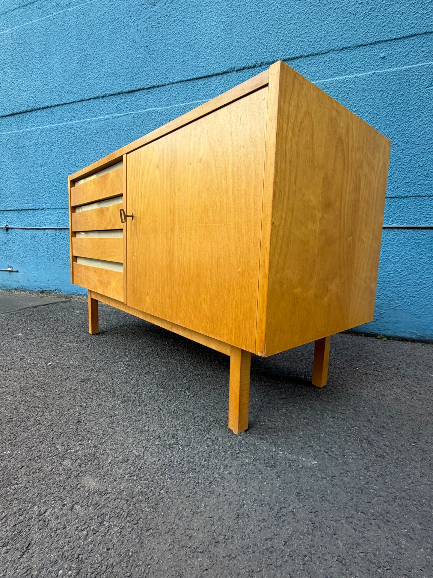 Kleines Sideboard in Birke von der VEB Deutsche Werkstätten Hellerau, DDR 1957