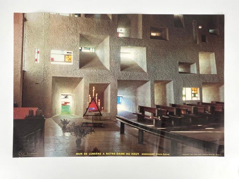 2 Architektur Plakate von der Kapelle-Notre-Dame-du-Haut in Ronchamp, die von Le Corbusier (1887–1965) entworfen wurde