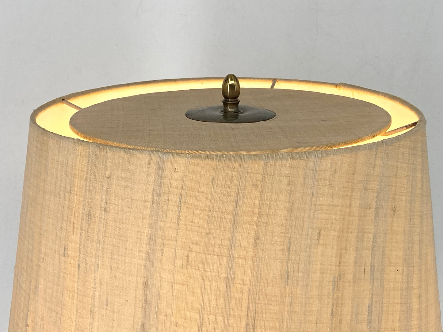 Mid Century Design Stehlampe mit Stoffschirm und Teakholzgriff um 1960