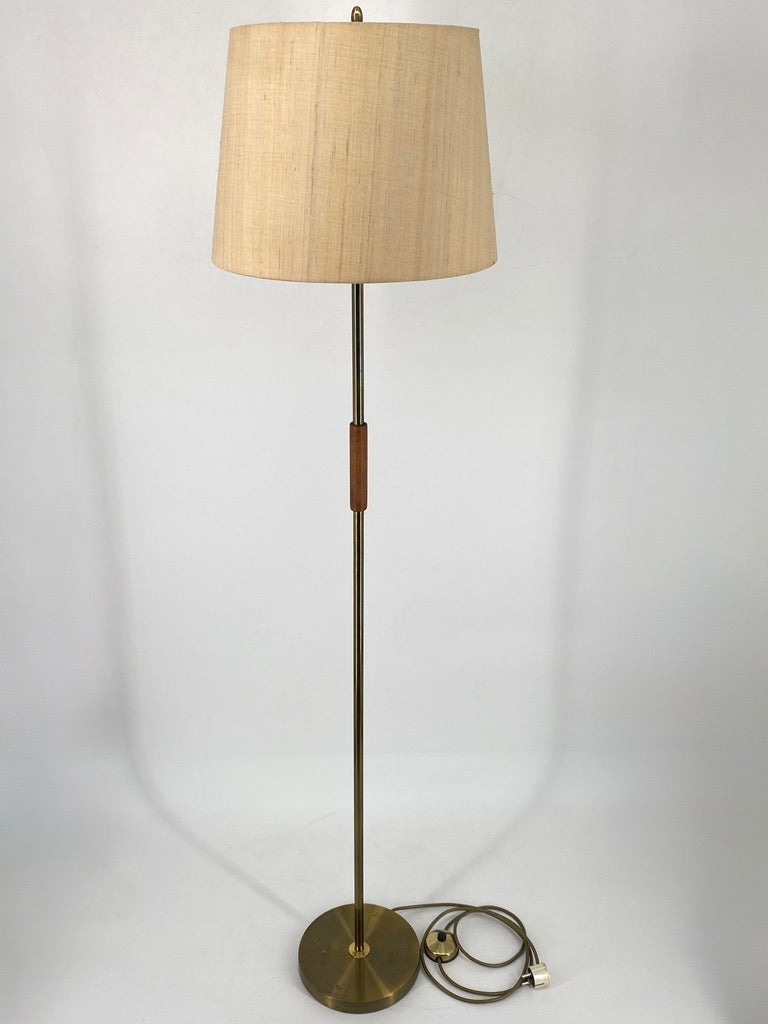 Mid Century Design Stehlampe mit Stoffschirm und Teakholzgriff um 1960