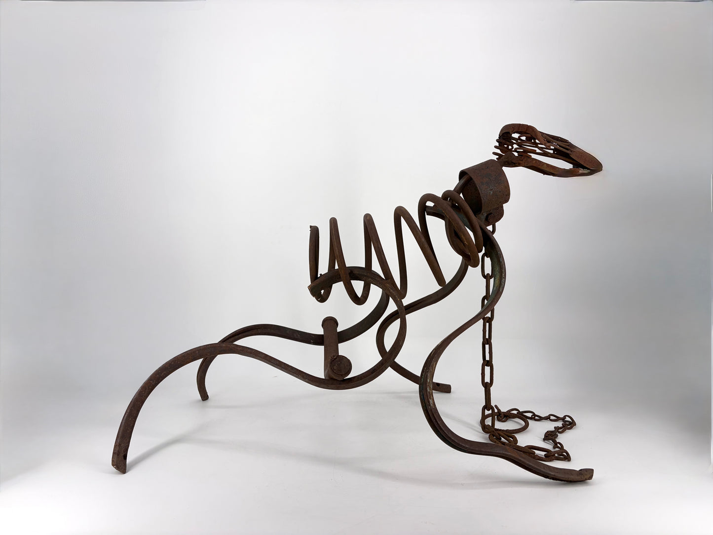 Geschmiedete Skulptur aus Metallschrott in Hundeform