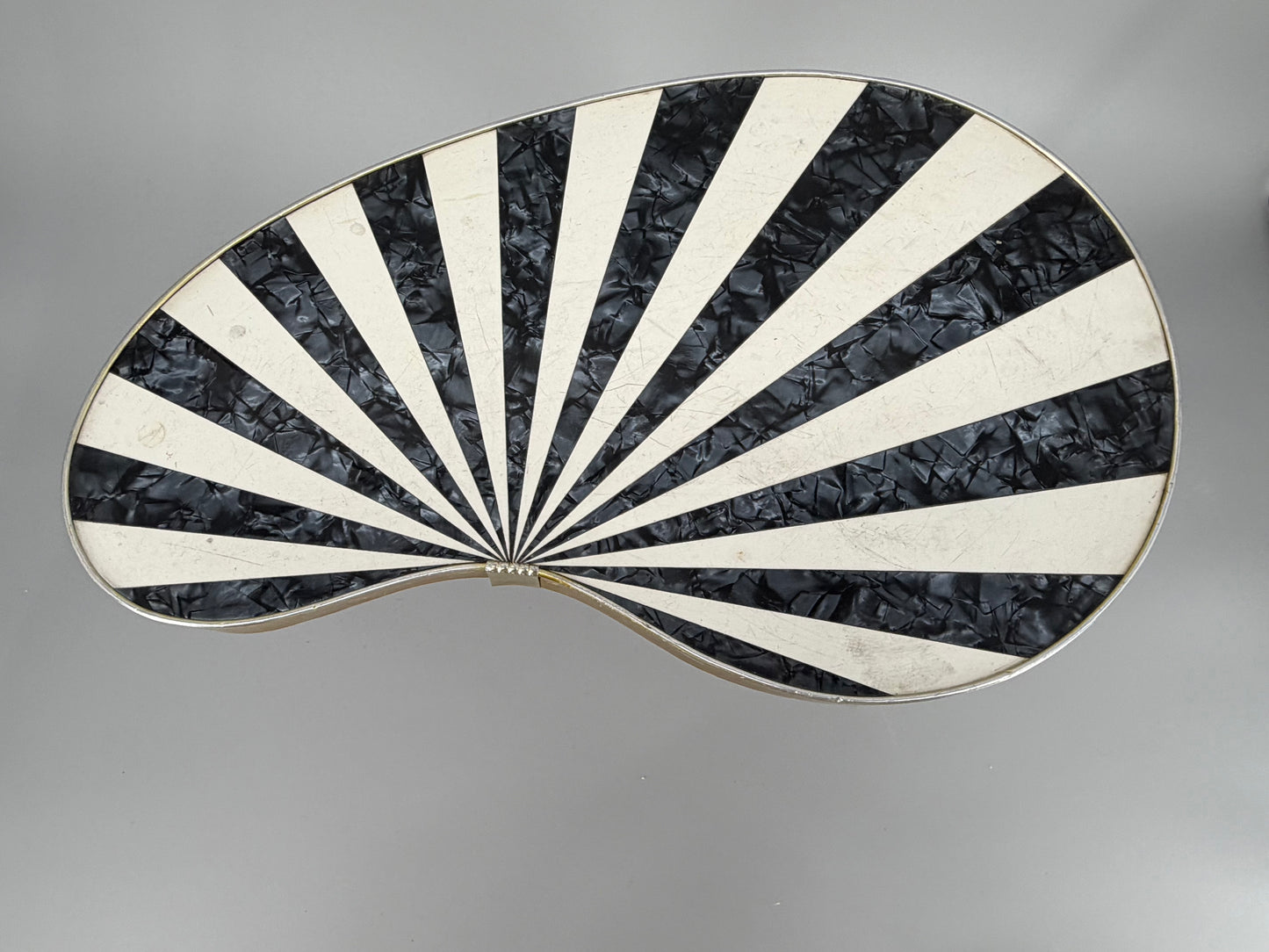 Nierentischchen mit Strahlendekor "Mehrzweckhocker Stern I/II" von AKTI Klingenthal, DDR 1950er