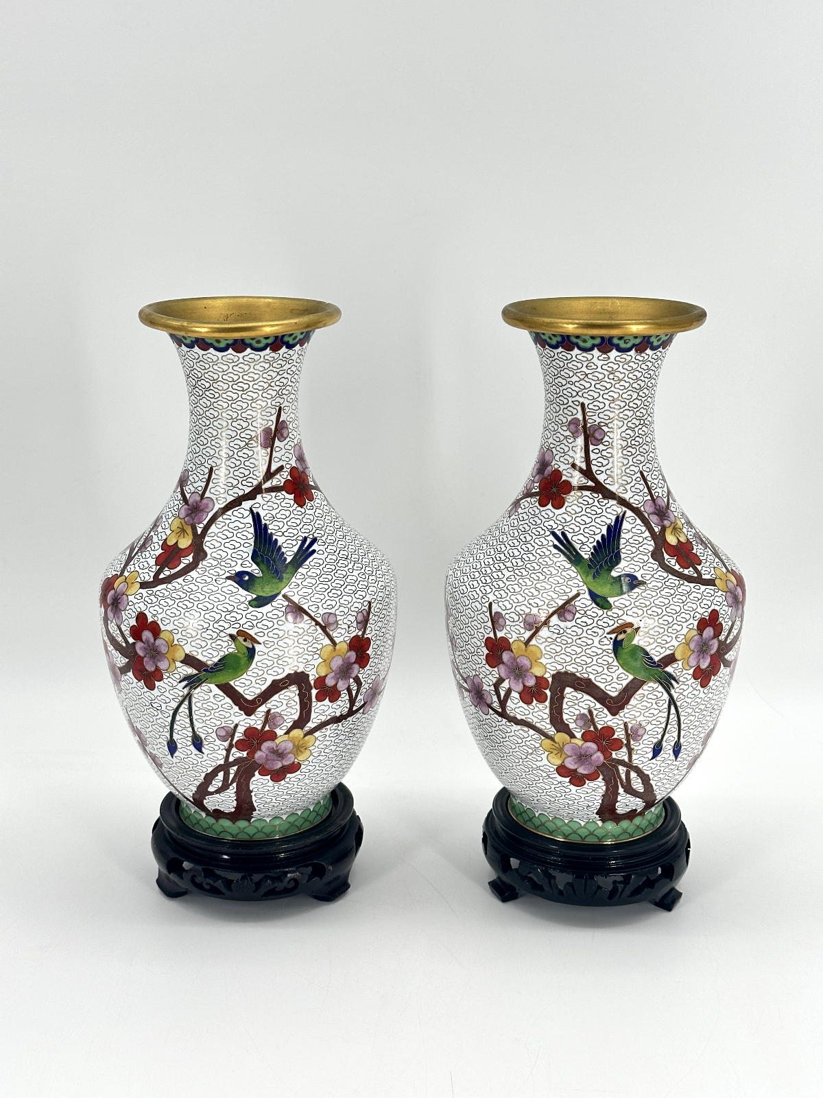 * CLOISONNÉ VASE CHINA PAAR MESSING WEIß HOLZSOCKEL CLOISONNE