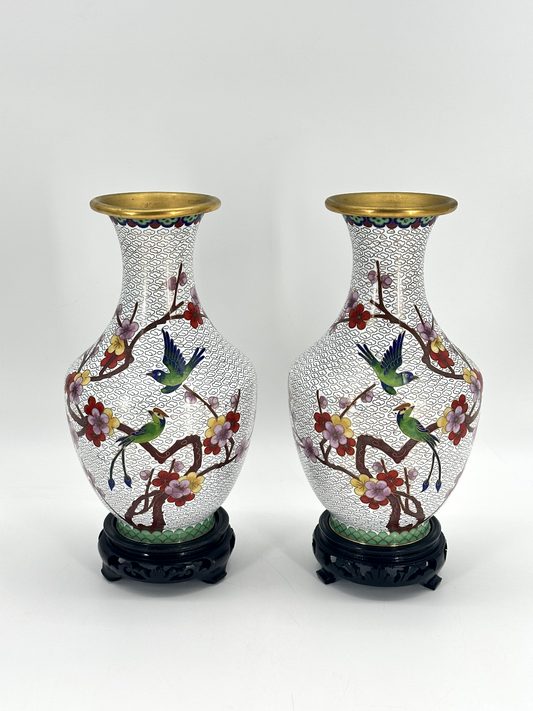 * CLOISONNÉ VASE CHINA PAAR MESSING WEIß HOLZSOCKEL CLOISONNE
