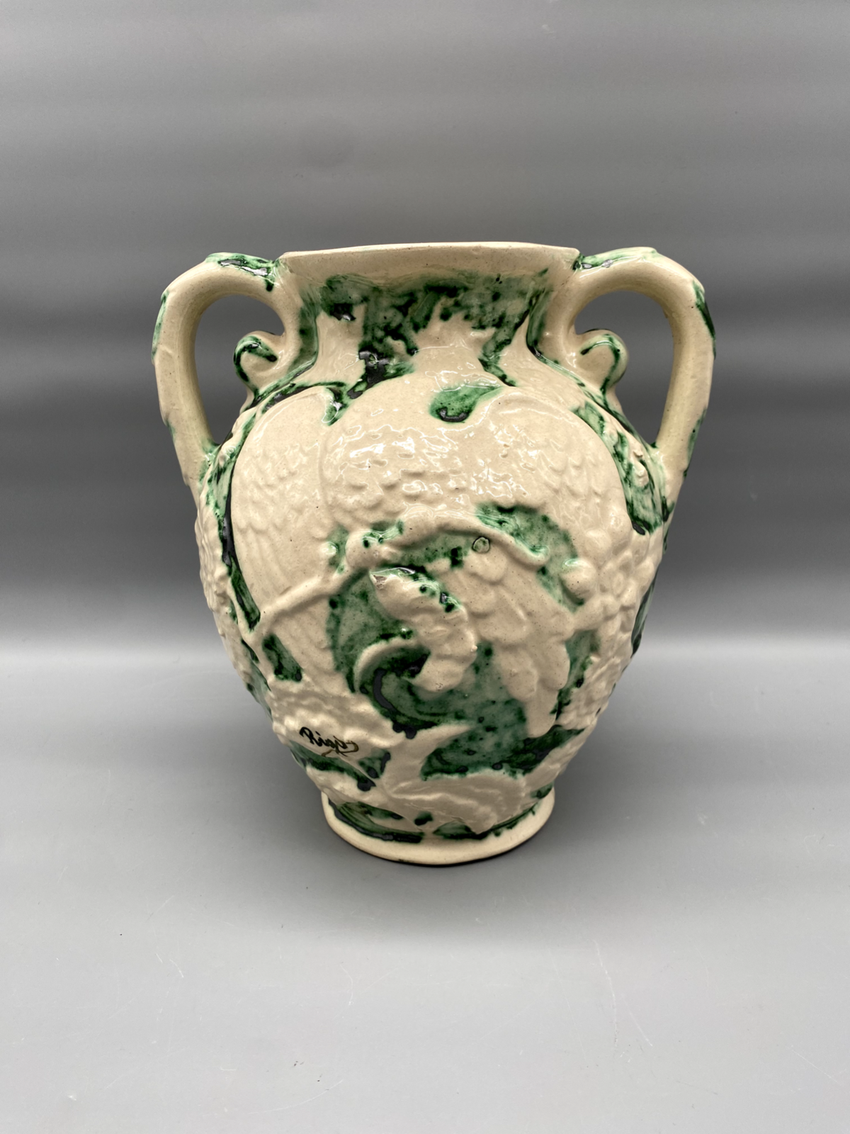* VASE HENKELVASE KERAMIK VOGEL PFAU BLUMEN RELIEF RIGO BRUXELLES BELGIEN