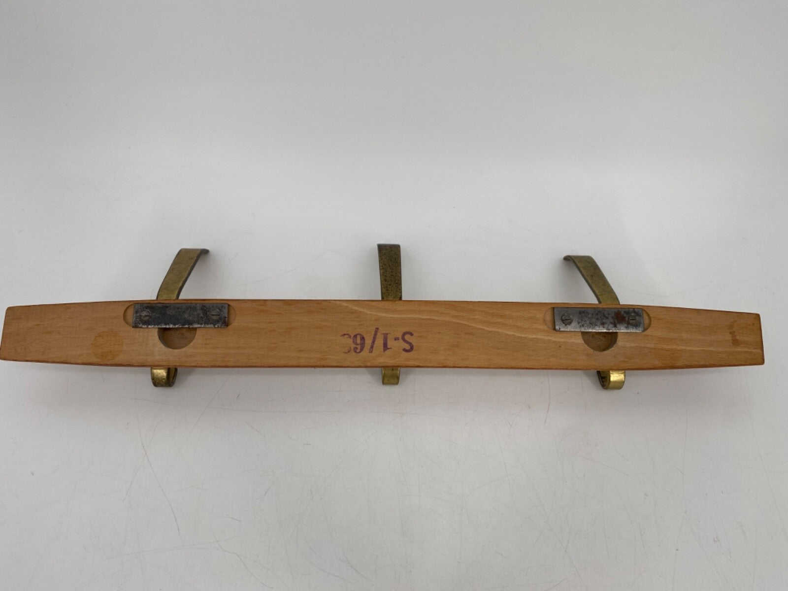* HAKENLEISTE GARDEROBE 3 HAKEN HOLZ BUCHE MESSING VINTAGE