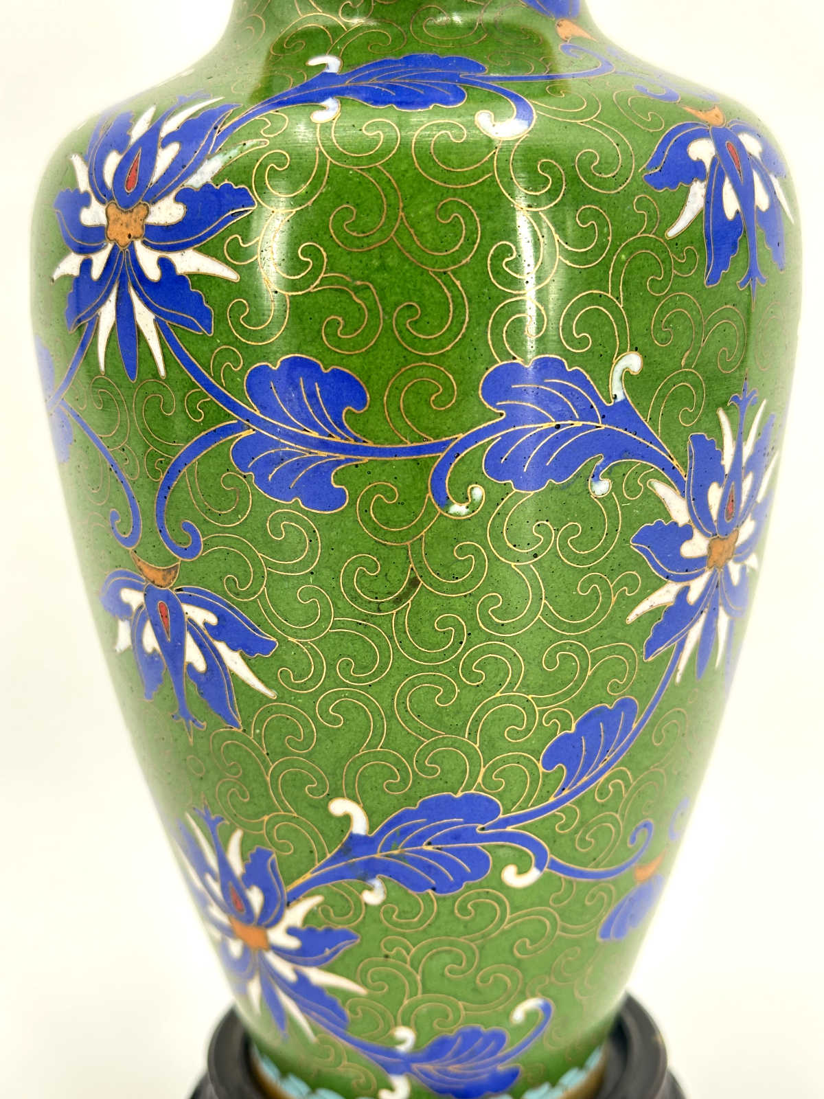 * CLOISONNÉ VASE CHINA MESSING GRÜN HOLZSOCKEL CLOISONNE