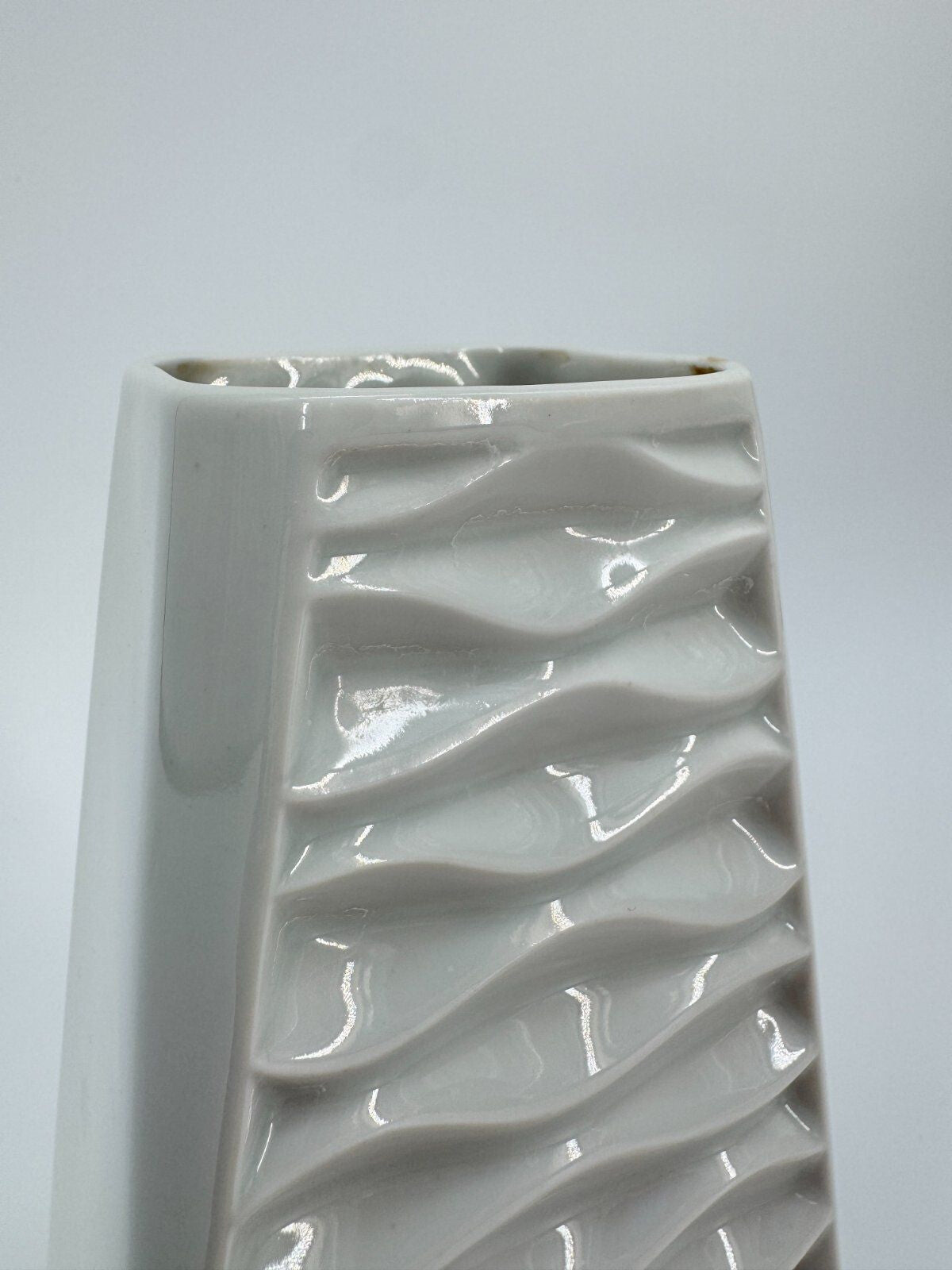 MID CENTURY RELIEF PORZELLAN VASE WEIß PLANKENHAMMER BAVARIA