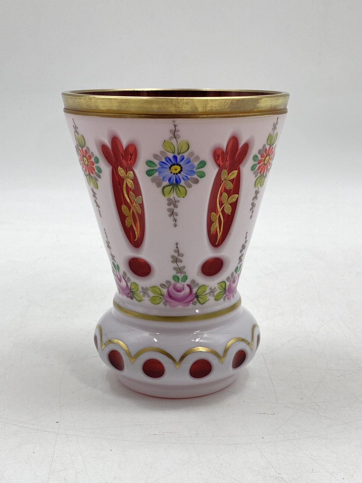 * BÖHMISCHES GLAS VASE BECHE HELLROT TSCHECHIEN ÜBERFANG WEIß VINTAGE GOLD