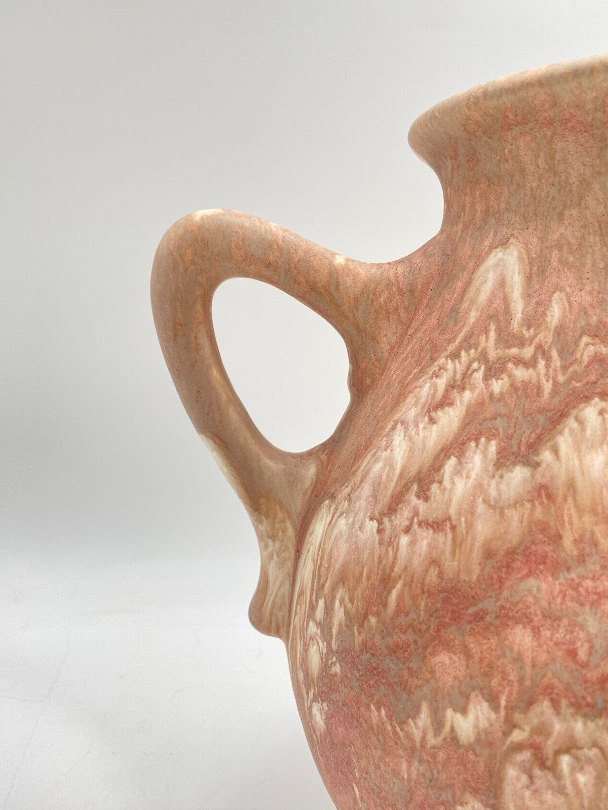 * VASE KERAMIK RUSCHA ART ROSA CREME MARMORIERT SAMT OBERFLÄCHE HENKEL