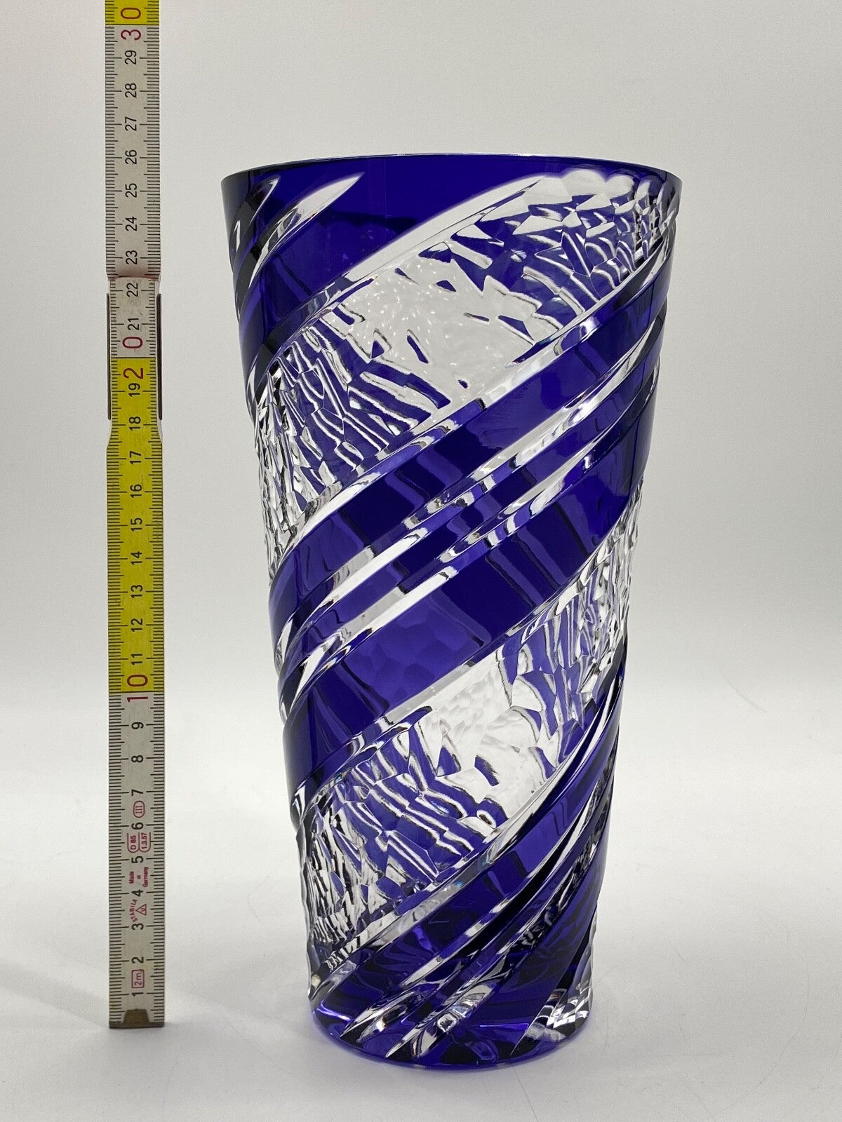 * VASE KRISTALLGLAS GESCHLIFFEN TRANSPARENT BLAU SPIRALE ÜBERFANG VINTAGE