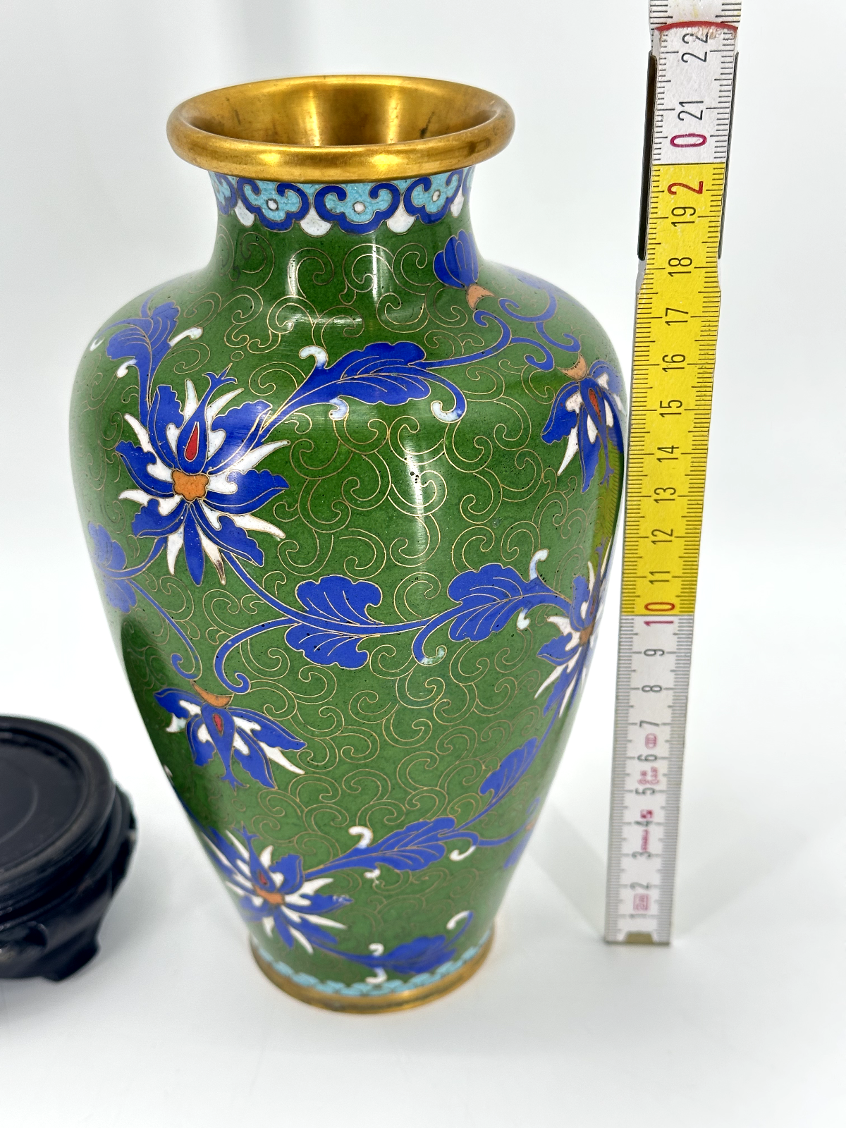 * CLOISONNÉ VASE CHINA MESSING GRÜN HOLZSOCKEL CLOISONNE