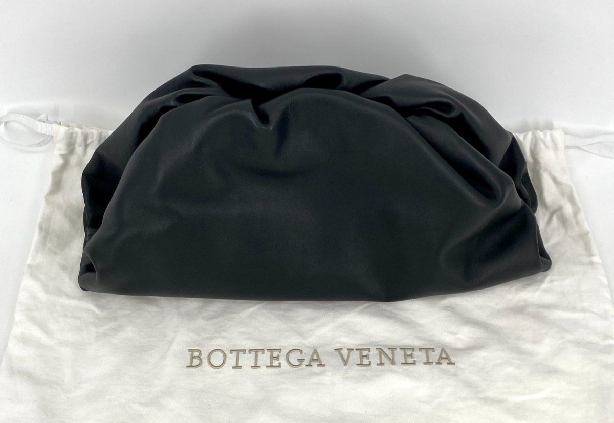 * BOTTEGA VENETA THE POUCH CLUTCH HANDTASCHE NAPPALEDER SCHWARZ