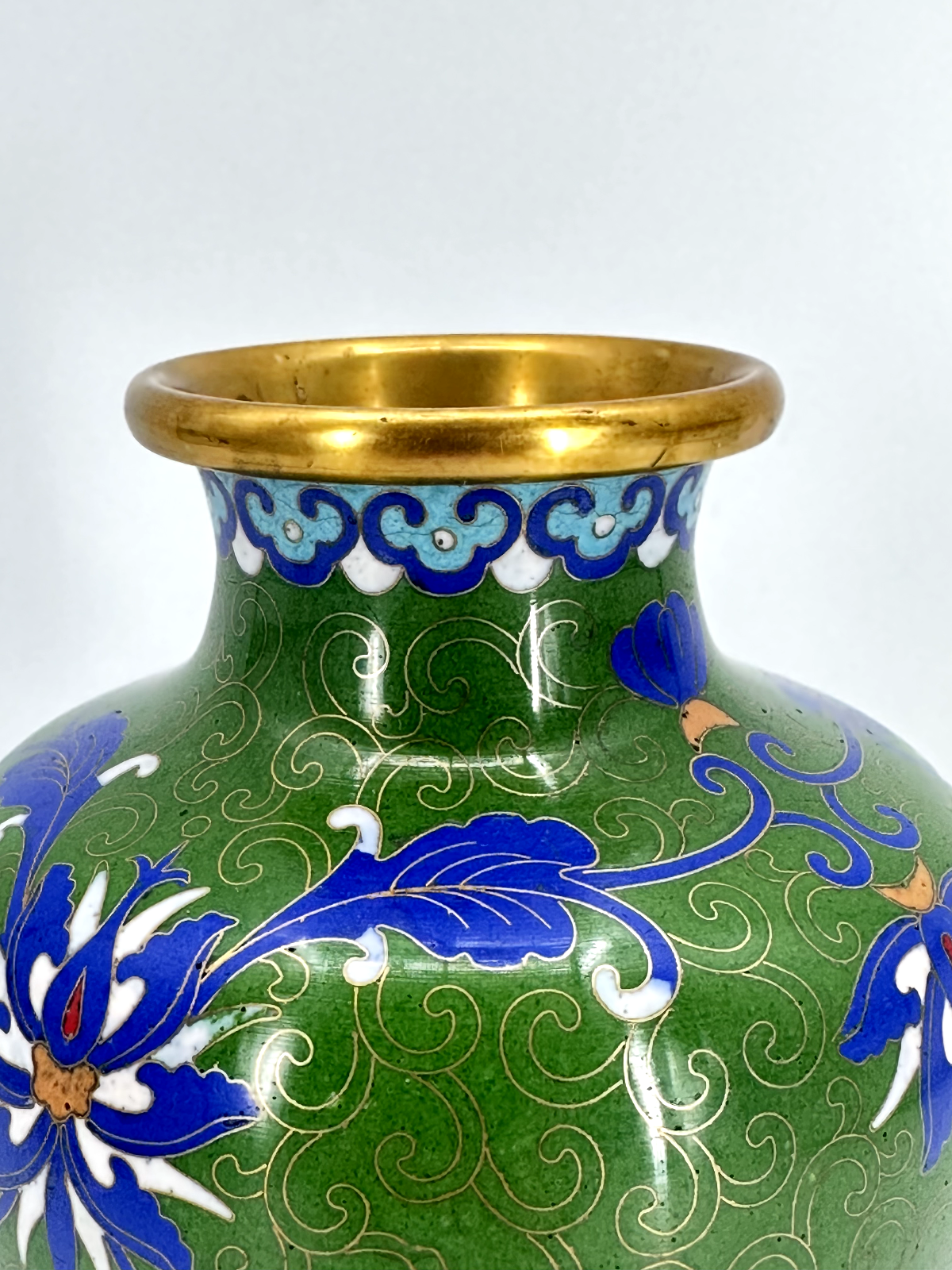 * CLOISONNÉ VASE CHINA MESSING GRÜN HOLZSOCKEL CLOISONNE