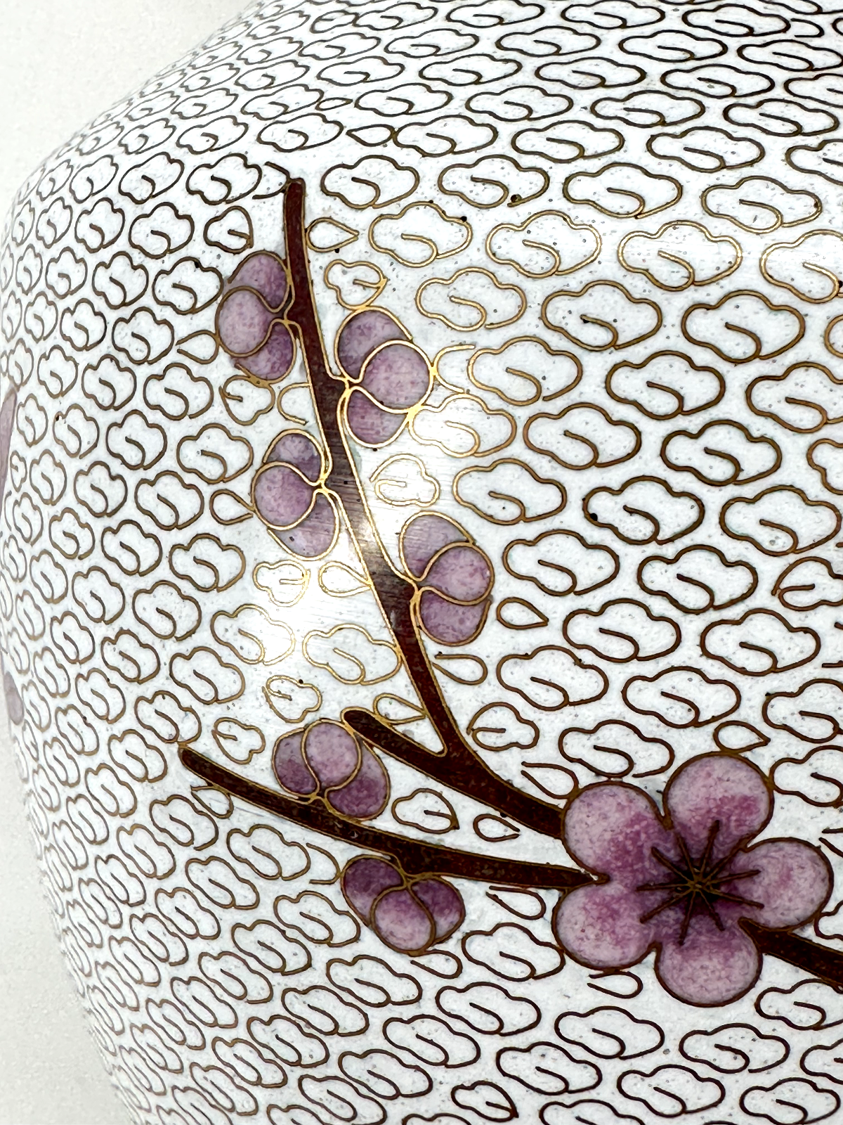 * CLOISONNÉ VASE CHINA PAAR MESSING WEIß HOLZSOCKEL CLOISONNE