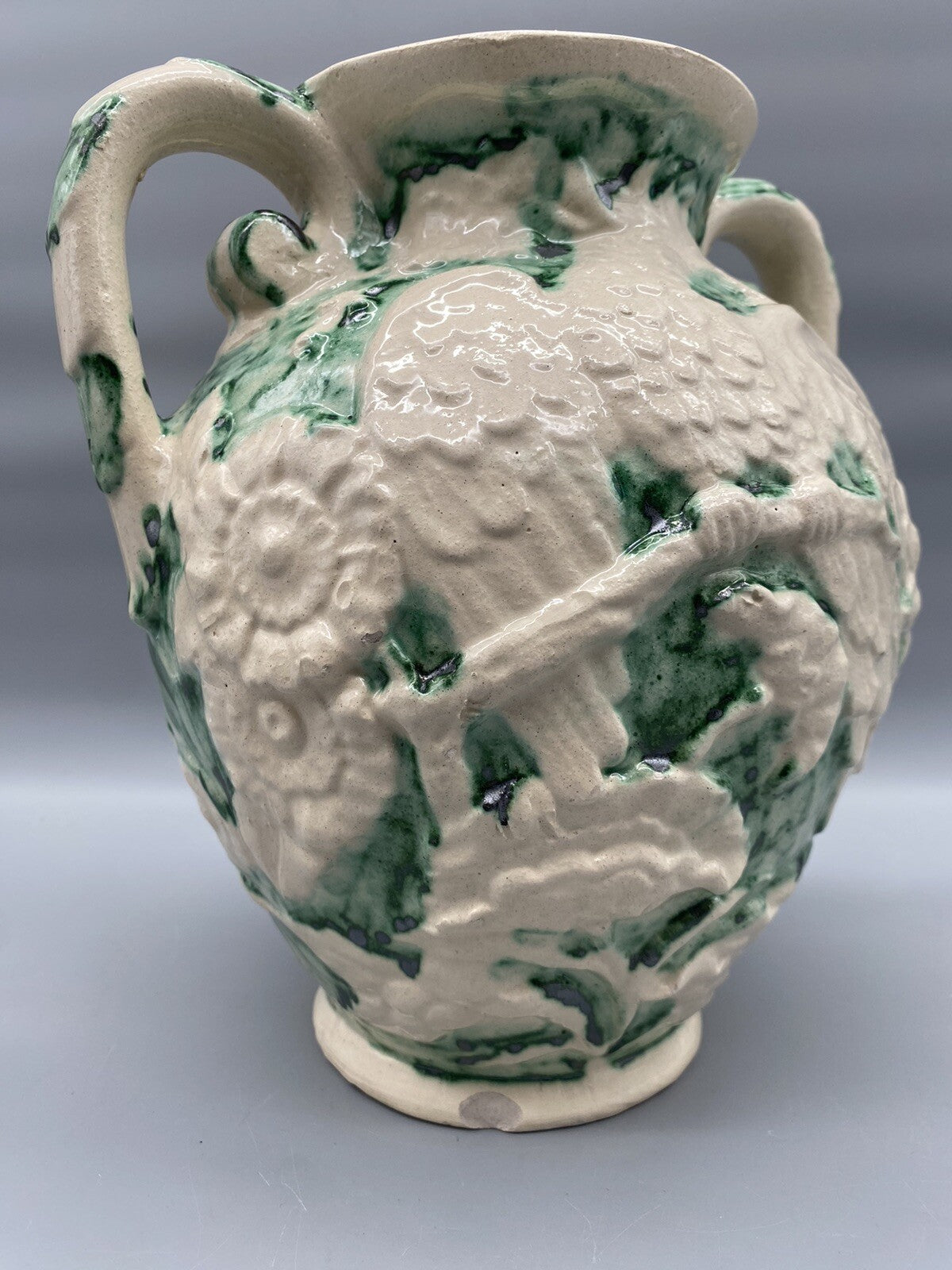 * VASE HENKELVASE KERAMIK VOGEL PFAU BLUMEN RELIEF RIGO BRUXELLES BELGIEN