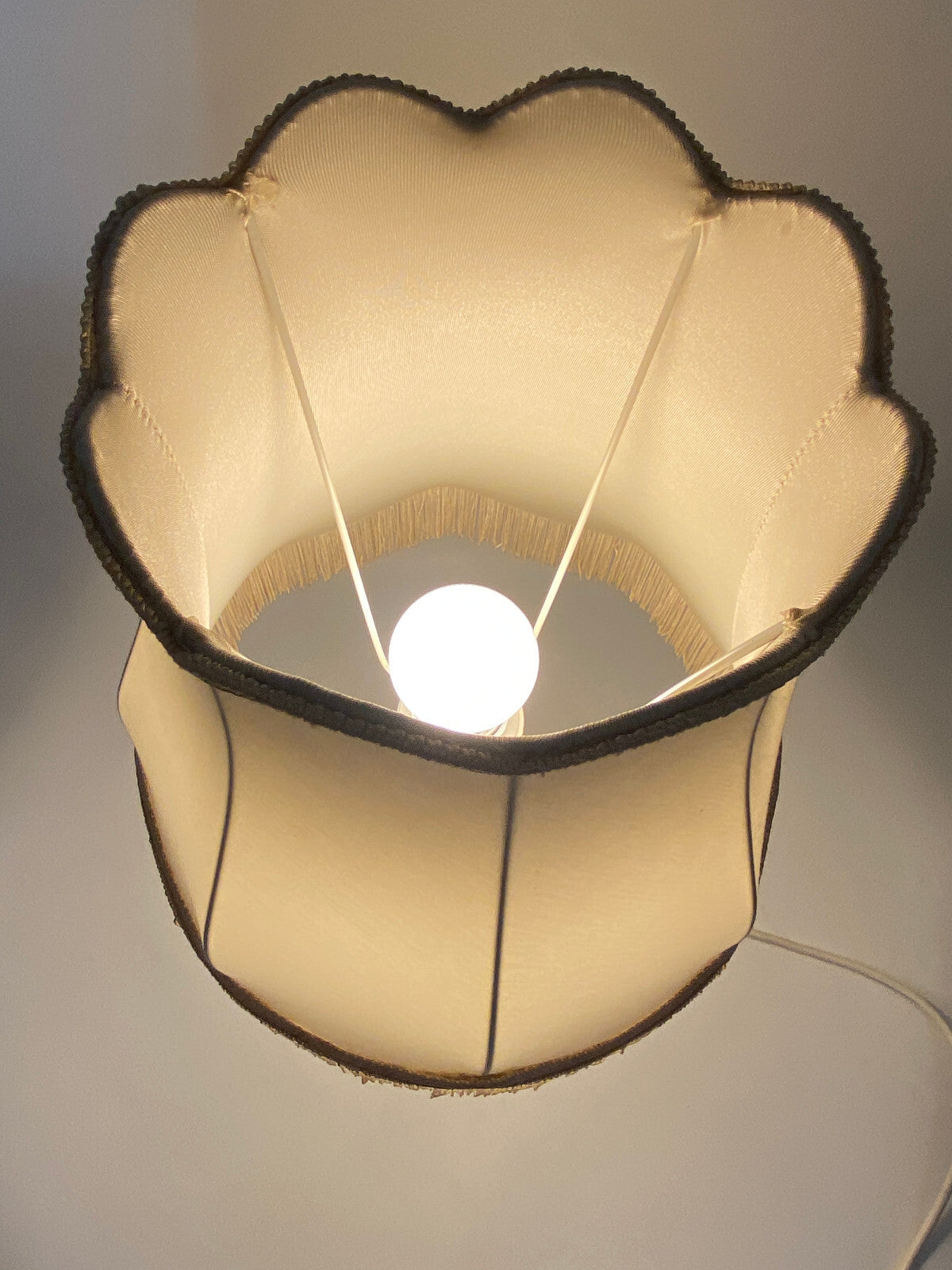 *AK KAISER PORZELLAN PRUNKVASE MENUETT LAMPE SCHIRM HENKEL SCHWÄNE SCHARFFEUER K