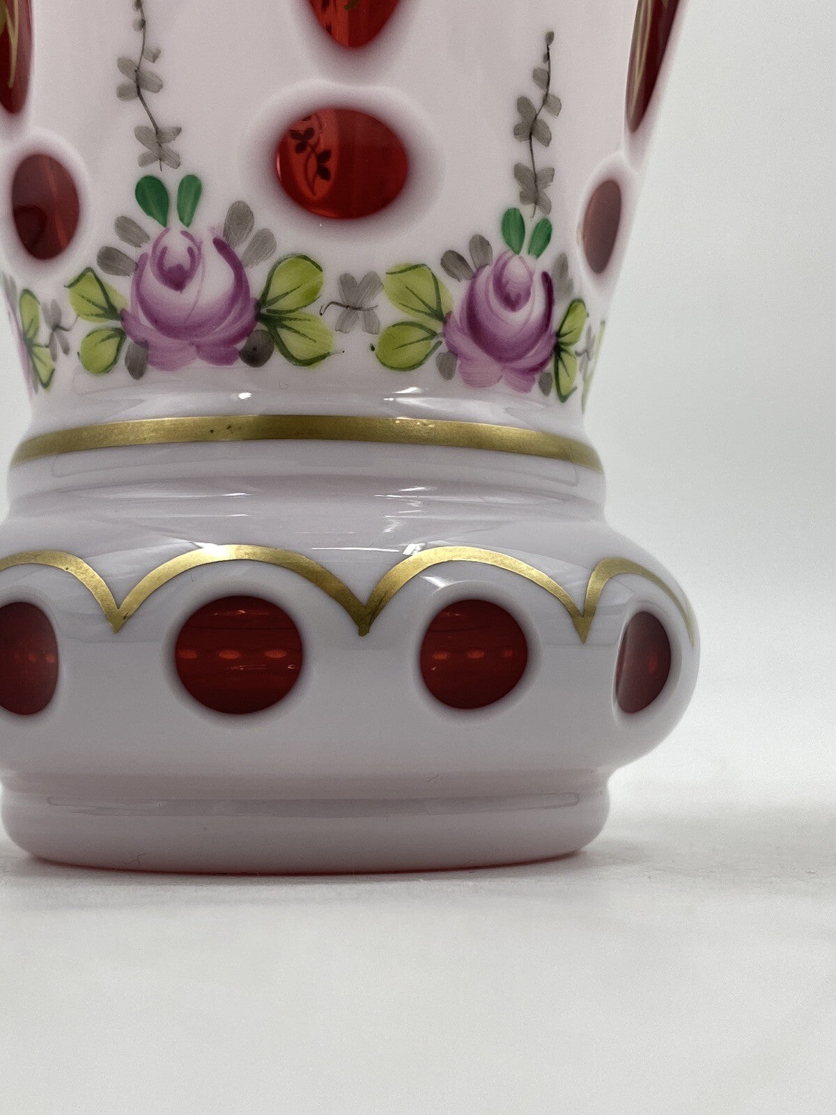 * BÖHMISCHES GLAS VASE BECHE HELLROT TSCHECHIEN ÜBERFANG WEIß VINTAGE GOLD