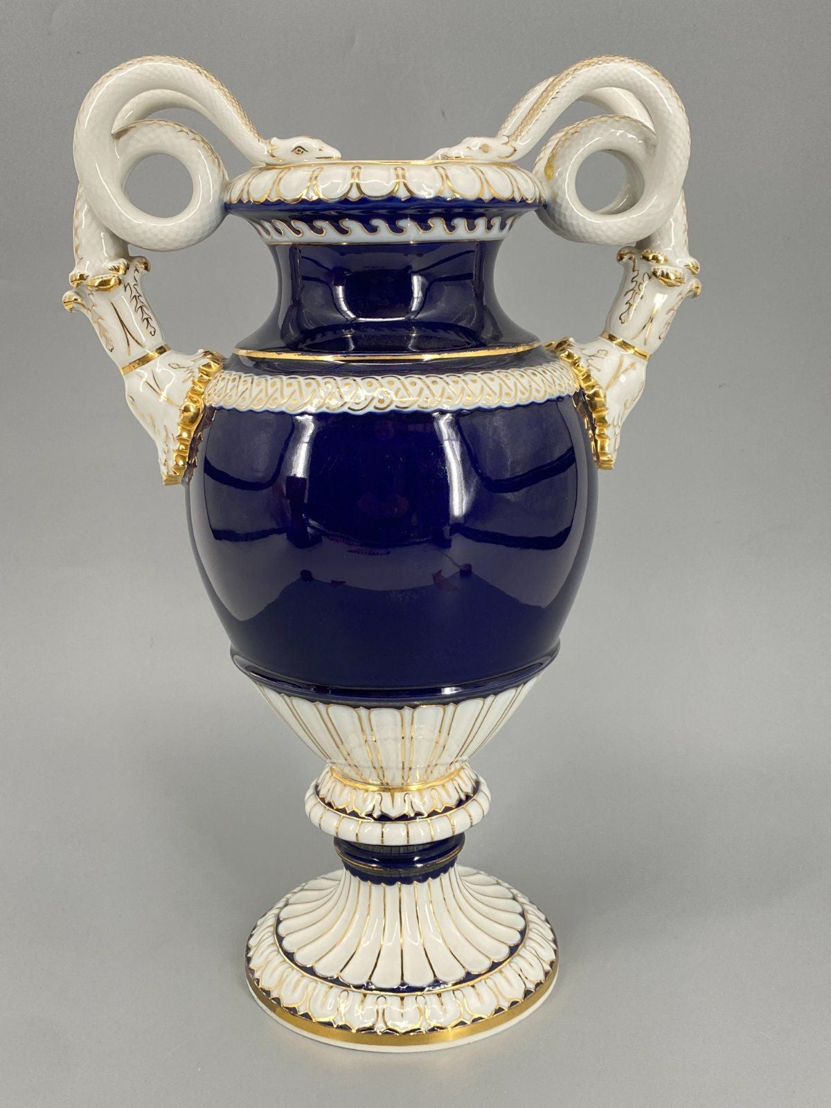 * PORZELLAN VASE HENKELVASE SCHLANGENGRIFF LEUTERITZ BLAU MEISSEN