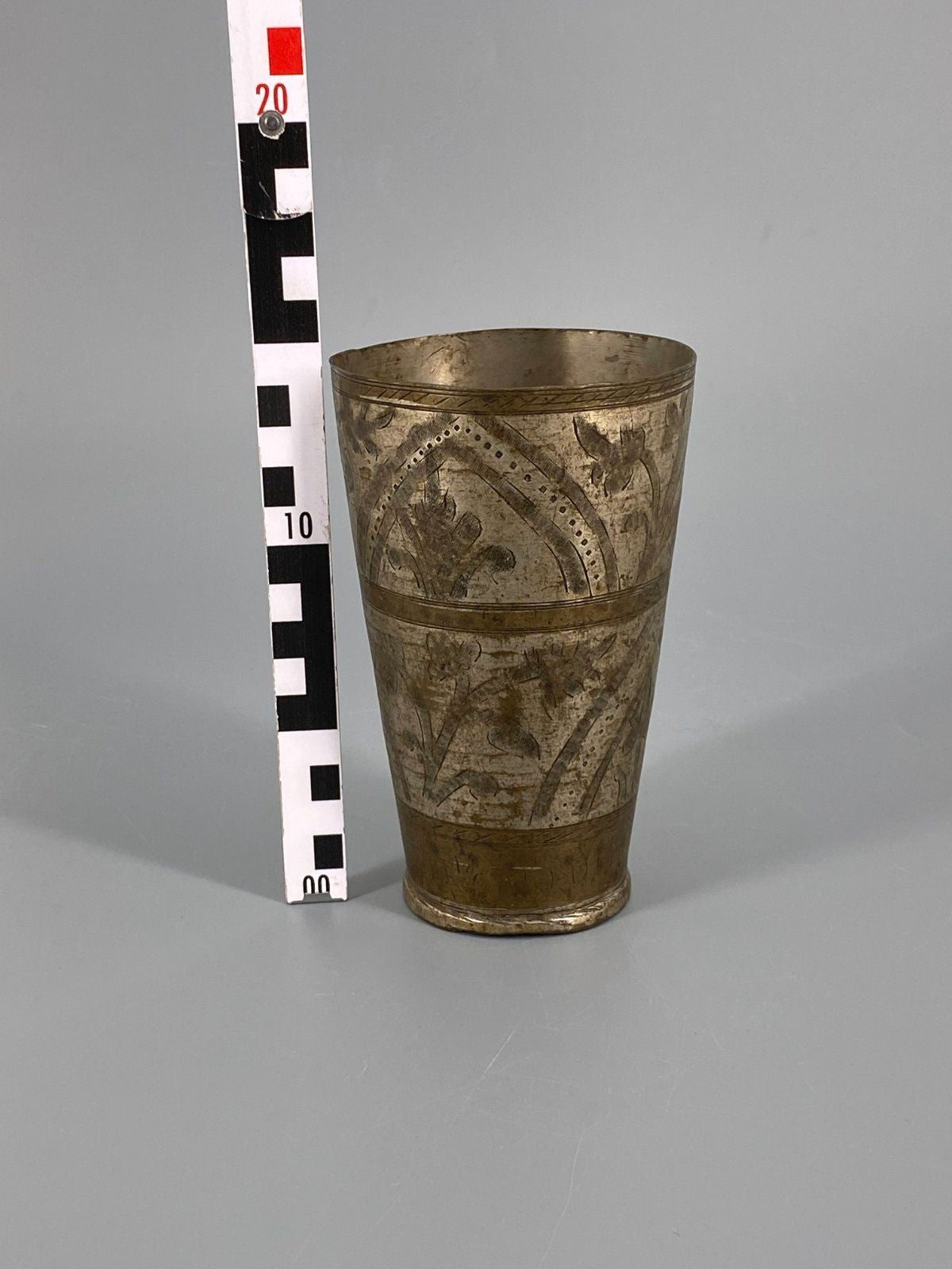 * ZINN BECHER ORNAMENT GRAVUR VASE DEKORATION SILBER GEFÄß ANTIK