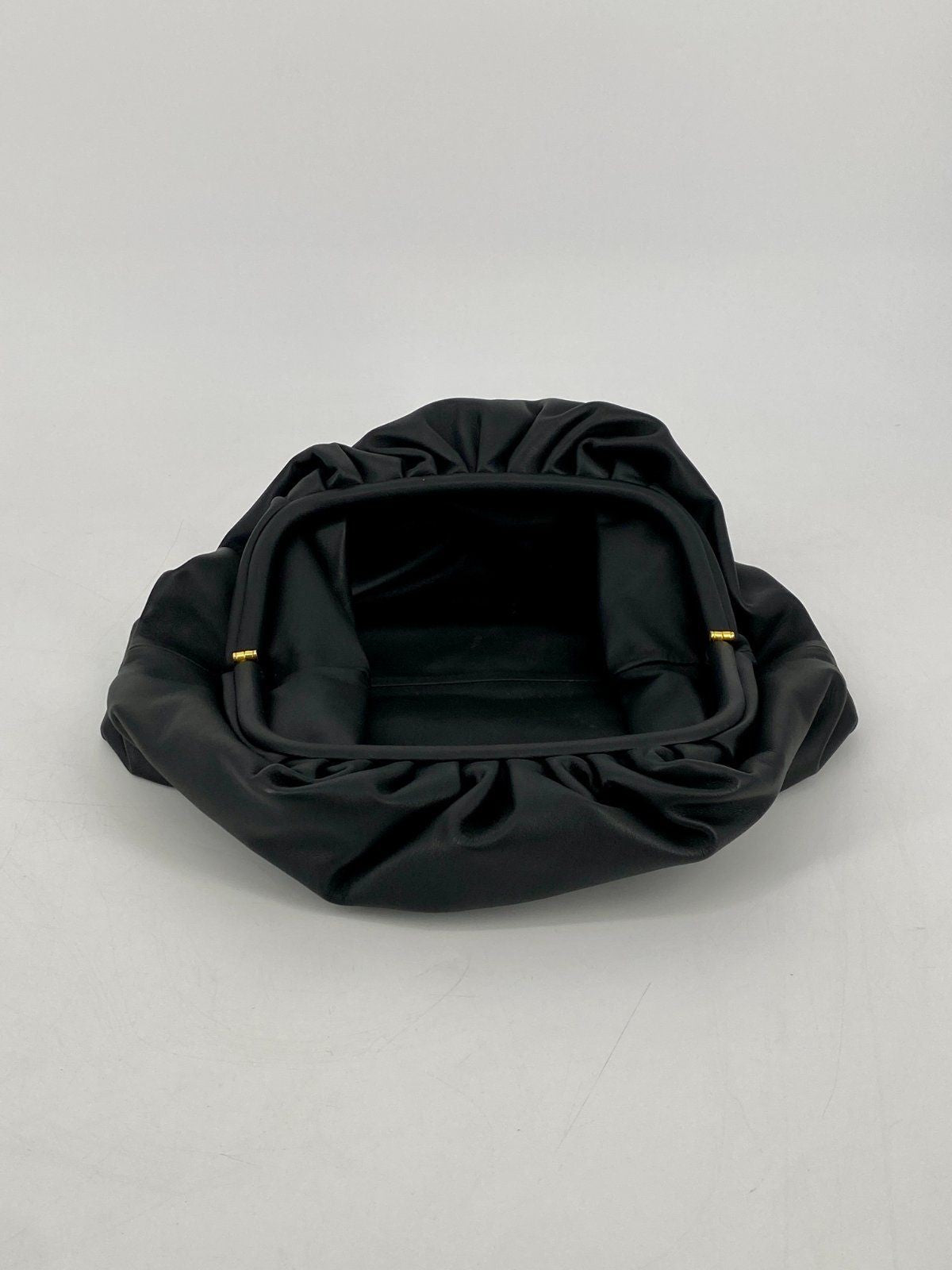 * BOTTEGA VENETA THE POUCH CLUTCH HANDTASCHE NAPPALEDER SCHWARZ