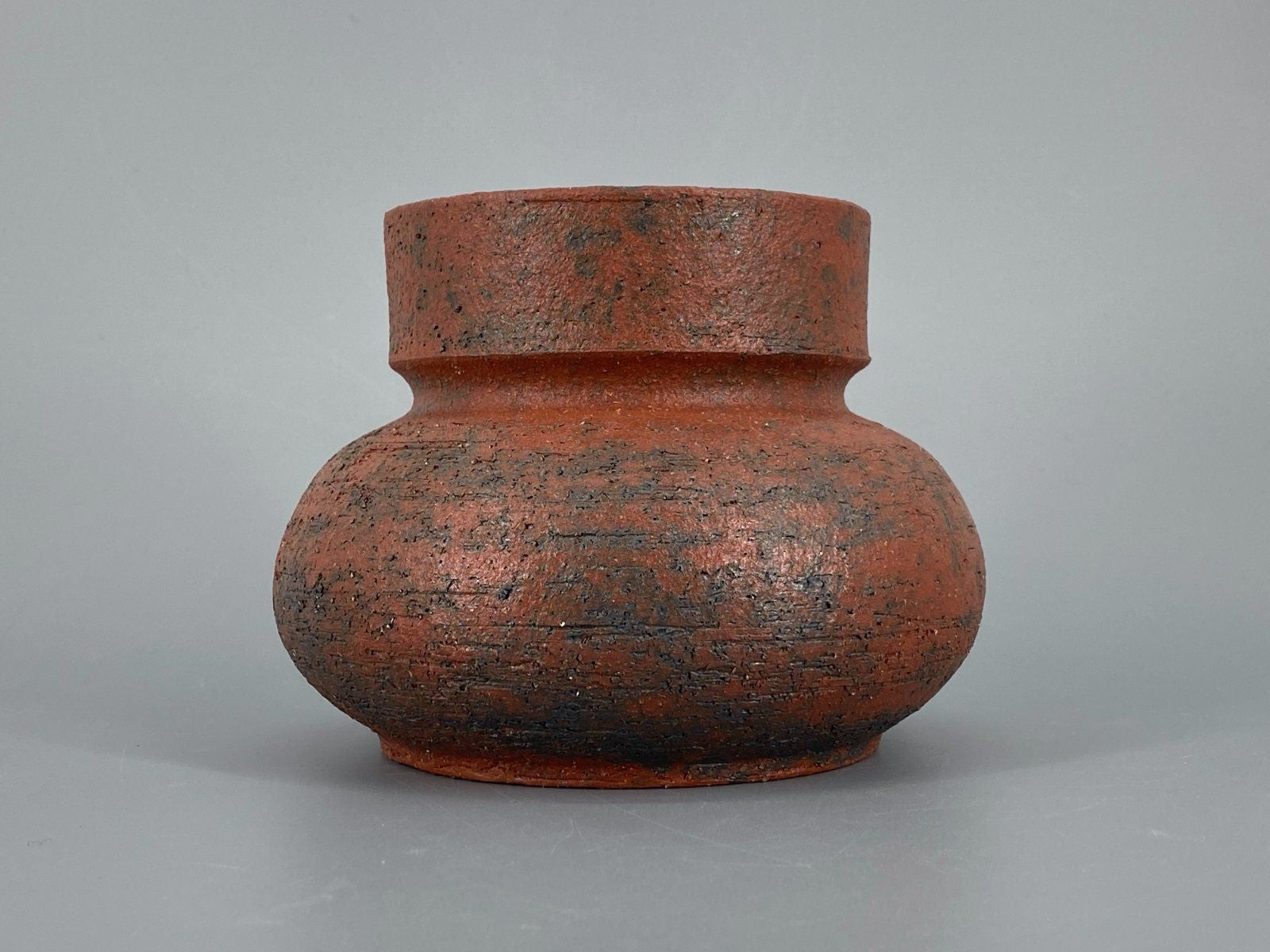 * STUDIOKERAMIK VASE ROTBRAUN SIGNIERT 60ER VINTAGE SAMMLERSTÜCK STEINZEUG