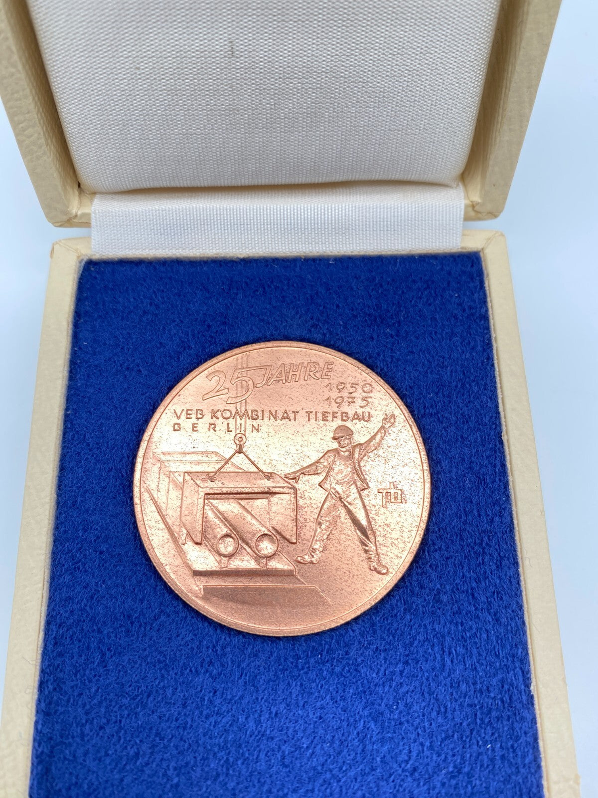 DDR MEDAILLE 25 JAHRE VEB KOMBINAT TIEFBAU BERLIN 1950 BIS 1975 20.JAHRESTAG