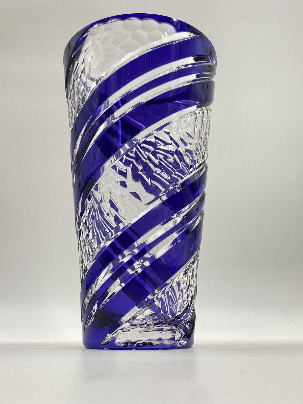 * VASE KRISTALLGLAS GESCHLIFFEN TRANSPARENT BLAU SPIRALE ÜBERFANG VINTAGE