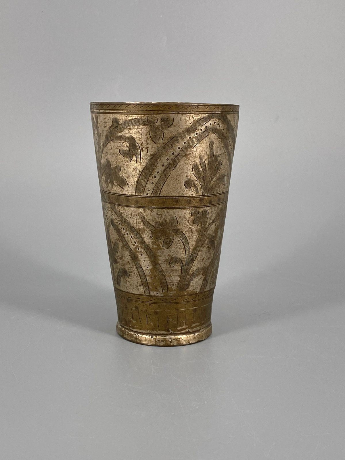 * ZINN BECHER ORNAMENT GRAVUR VASE DEKORATION SILBER GEFÄß ANTIK