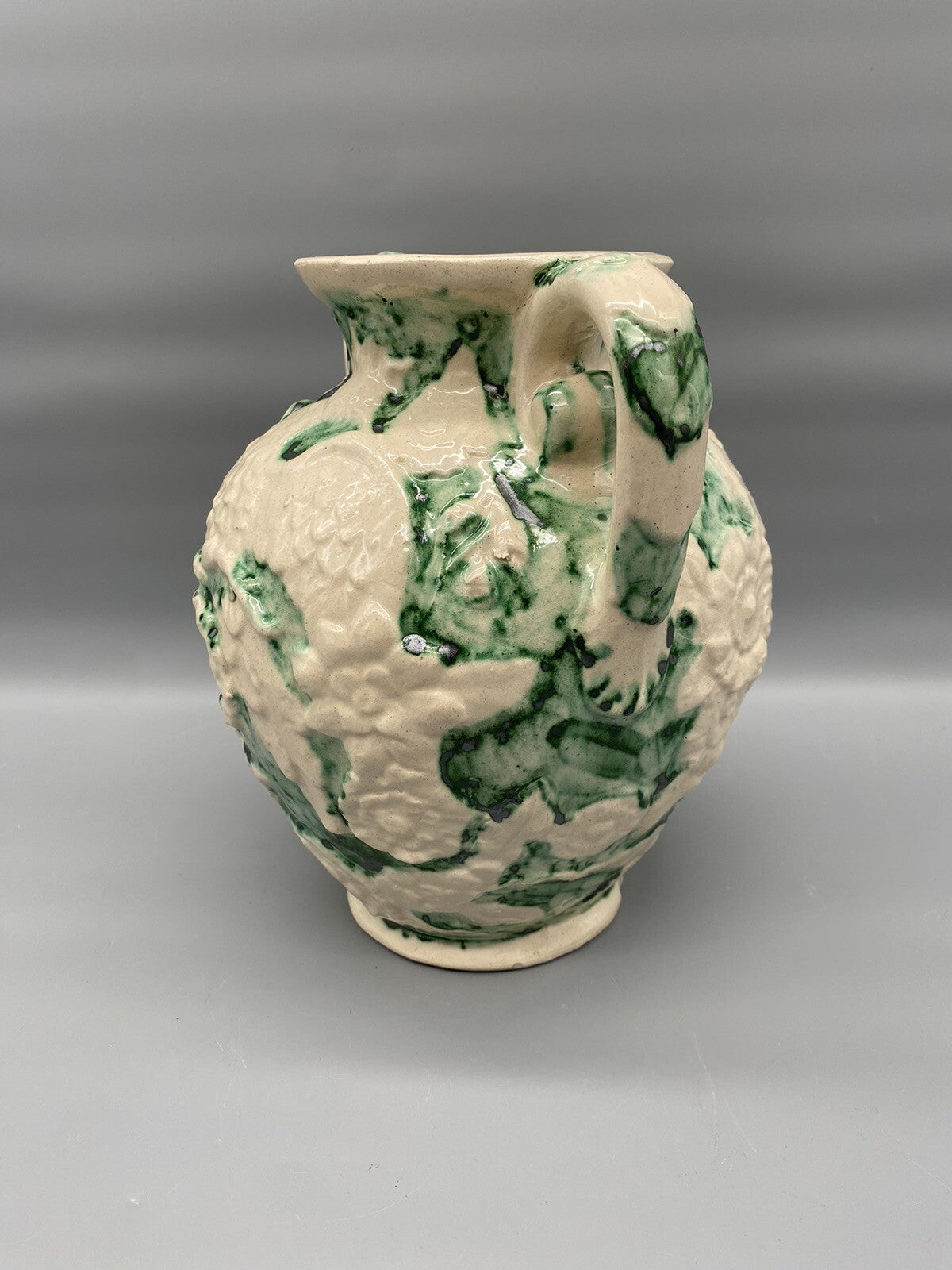 * VASE HENKELVASE KERAMIK VOGEL PFAU BLUMEN RELIEF RIGO BRUXELLES BELGIEN