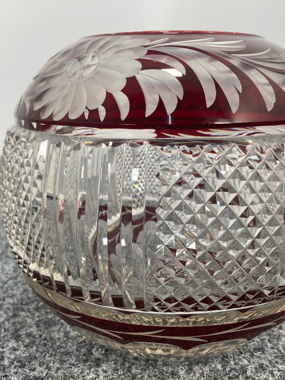 KUGELVASE GLAS GESCHLIFFEN ROT HAIDA BÖHMEN SUDETENLAND RUBIN ROT BLUME 