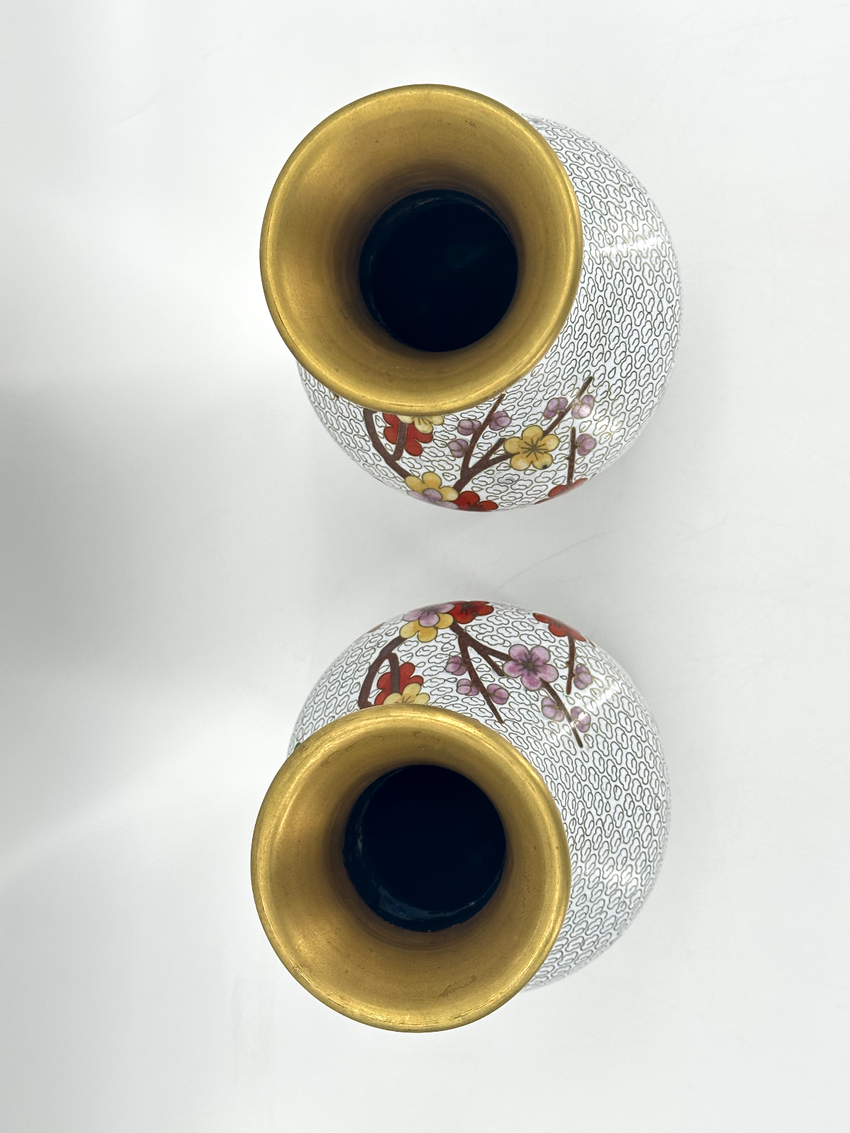 * CLOISONNÉ VASE CHINA PAAR MESSING WEIß HOLZSOCKEL CLOISONNE