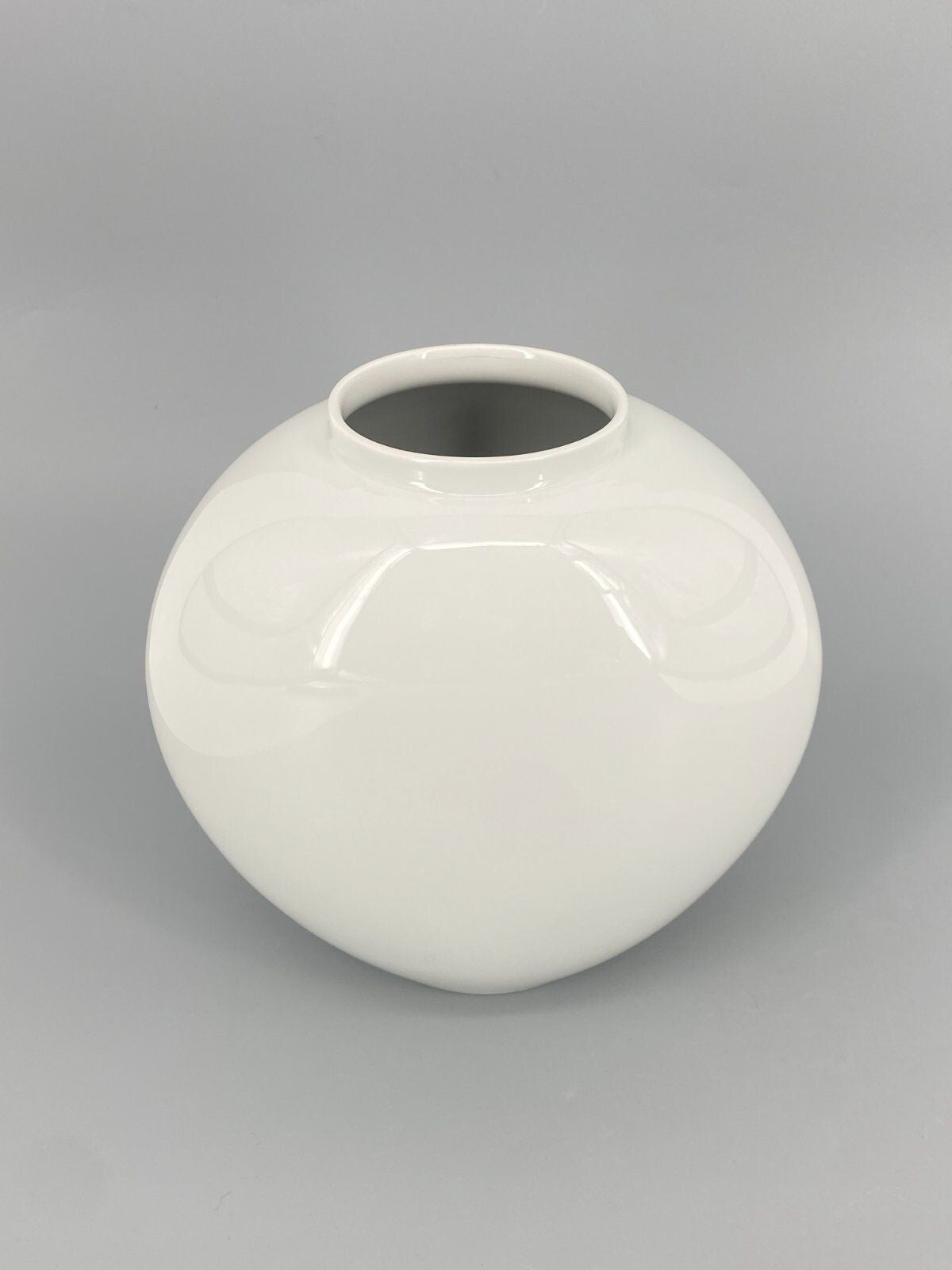 * KPM PORZELLAN VASE HERZFORM WEIß TRUDE PETRI 20CM 2. WAHL