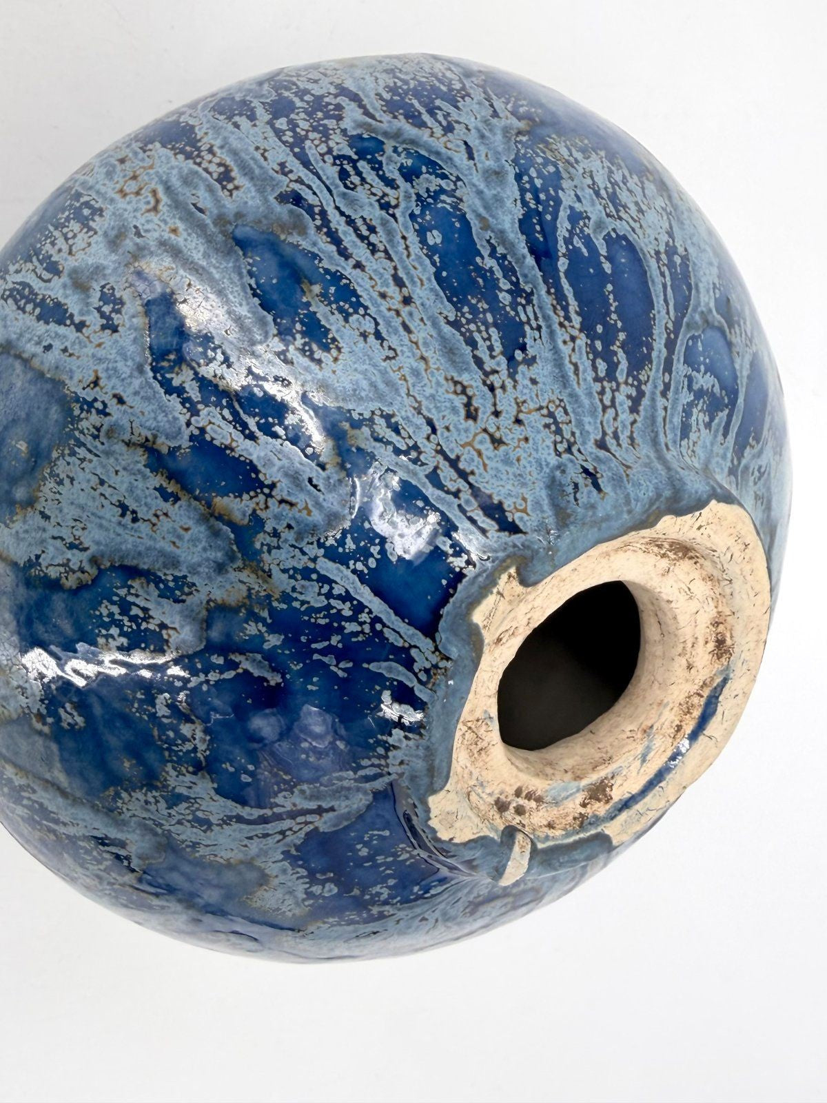 ENSEMBLE TRIO STUDIOKERAMIK VASE KUGEL BLAU IRISIEREND GLASUR 90s