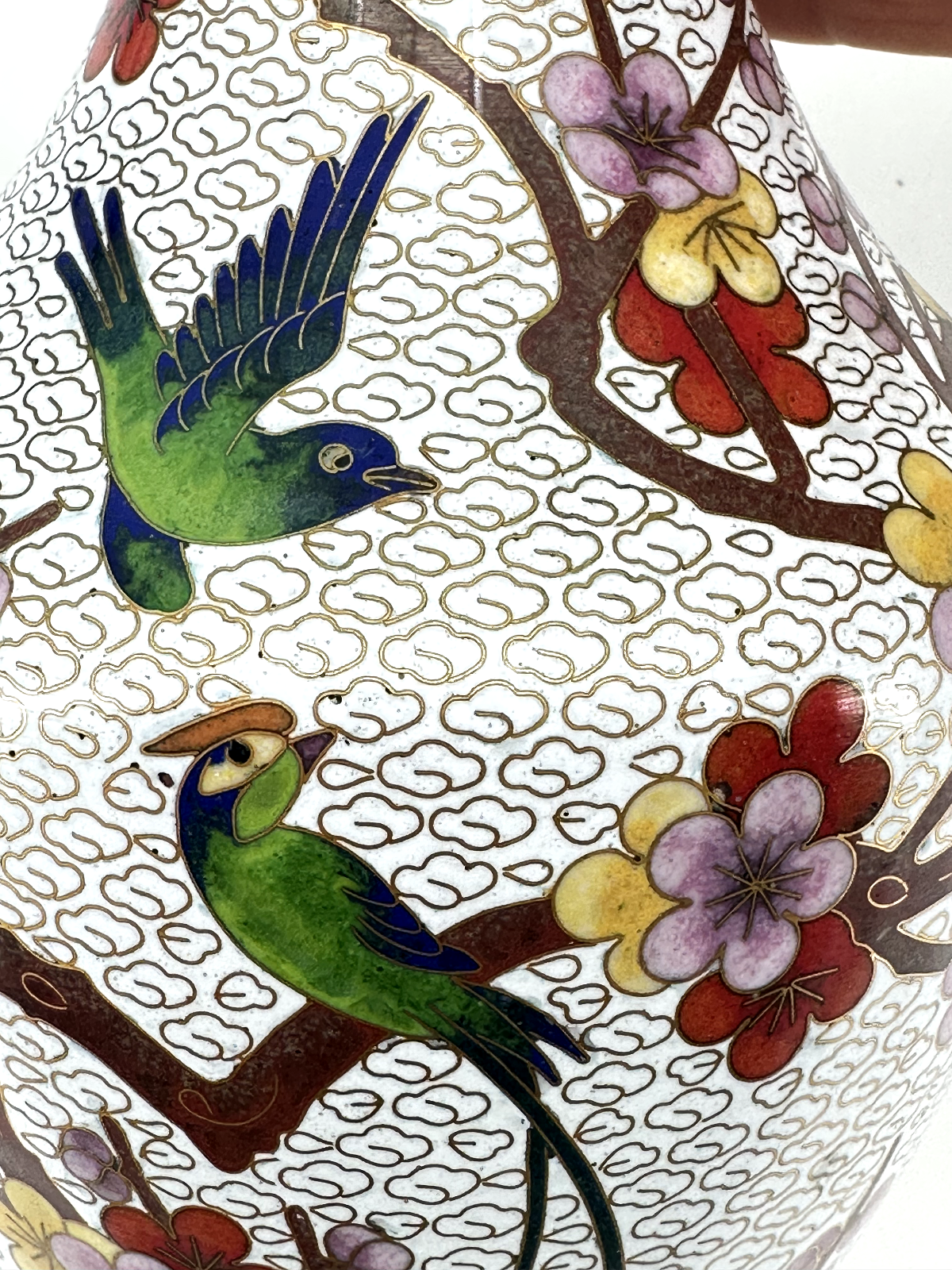 * CLOISONNÉ VASE CHINA PAAR MESSING WEIß HOLZSOCKEL CLOISONNE