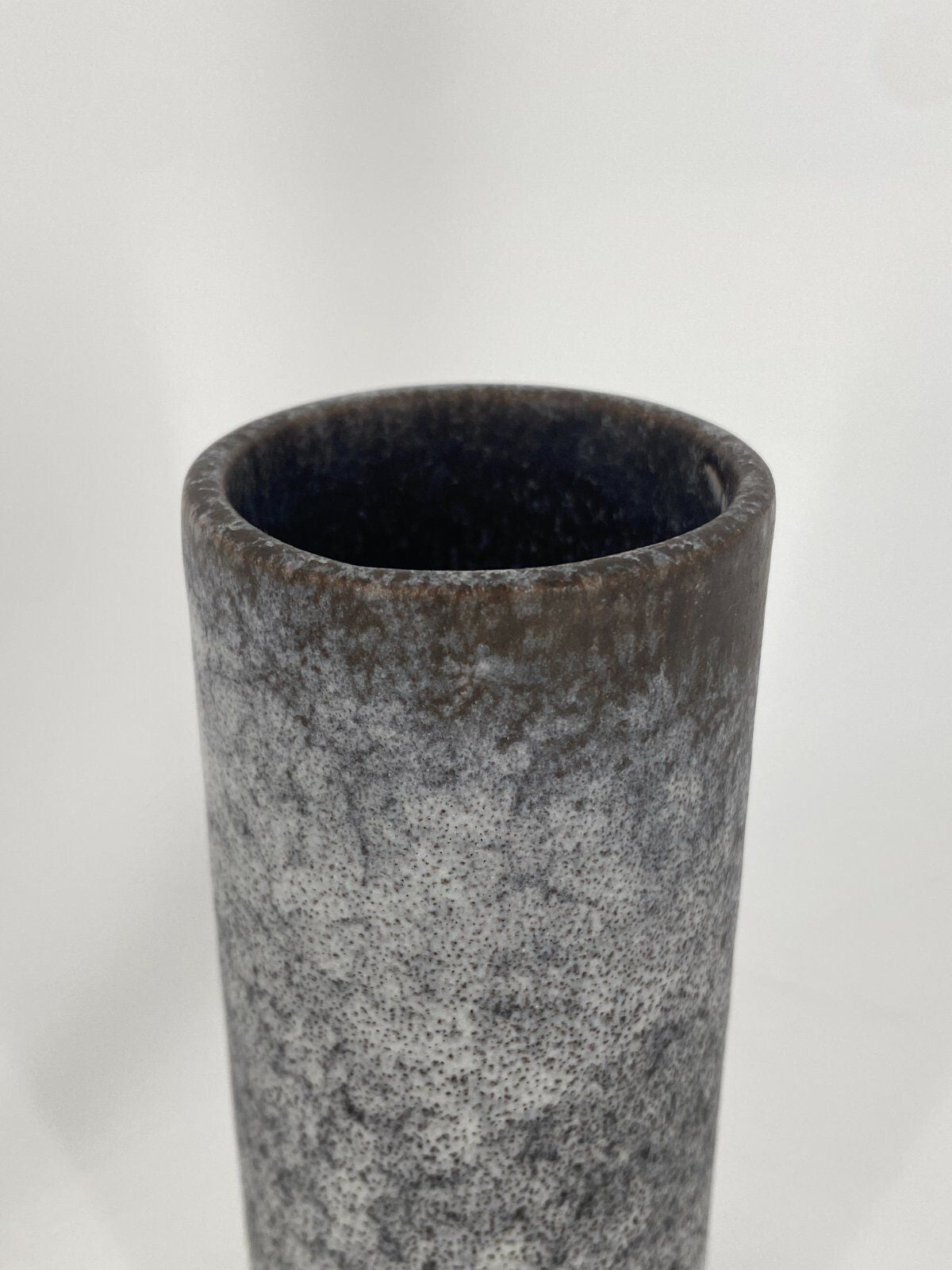 * KLEINE VASE ZYLINDRISCH GRAU BRAUN KERAMIK SIGNIERT VINTA