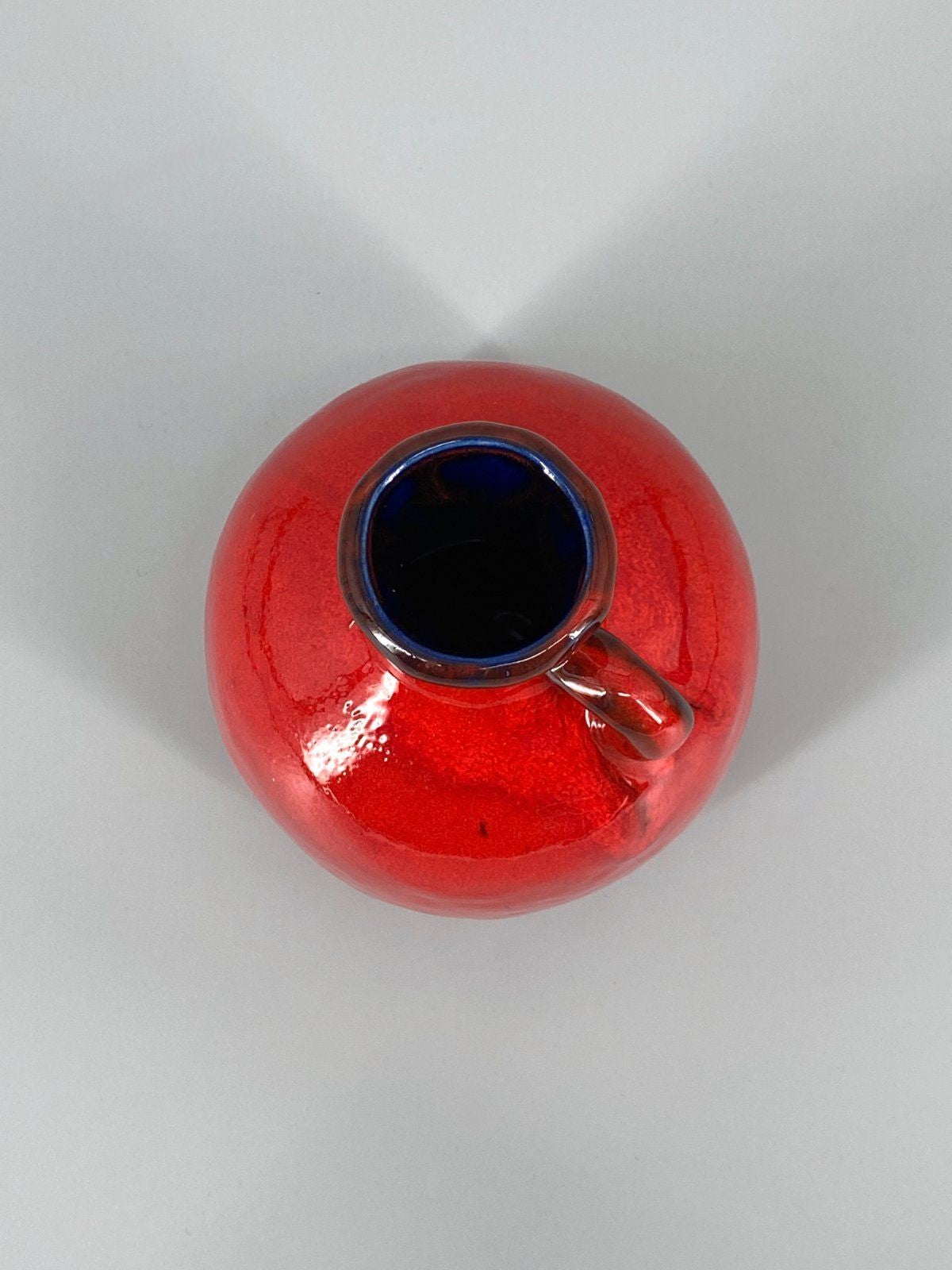 * VASE GERMAN POTTERY ROT KRUG HENKEL GLÄNZEND VINTAGE 70er