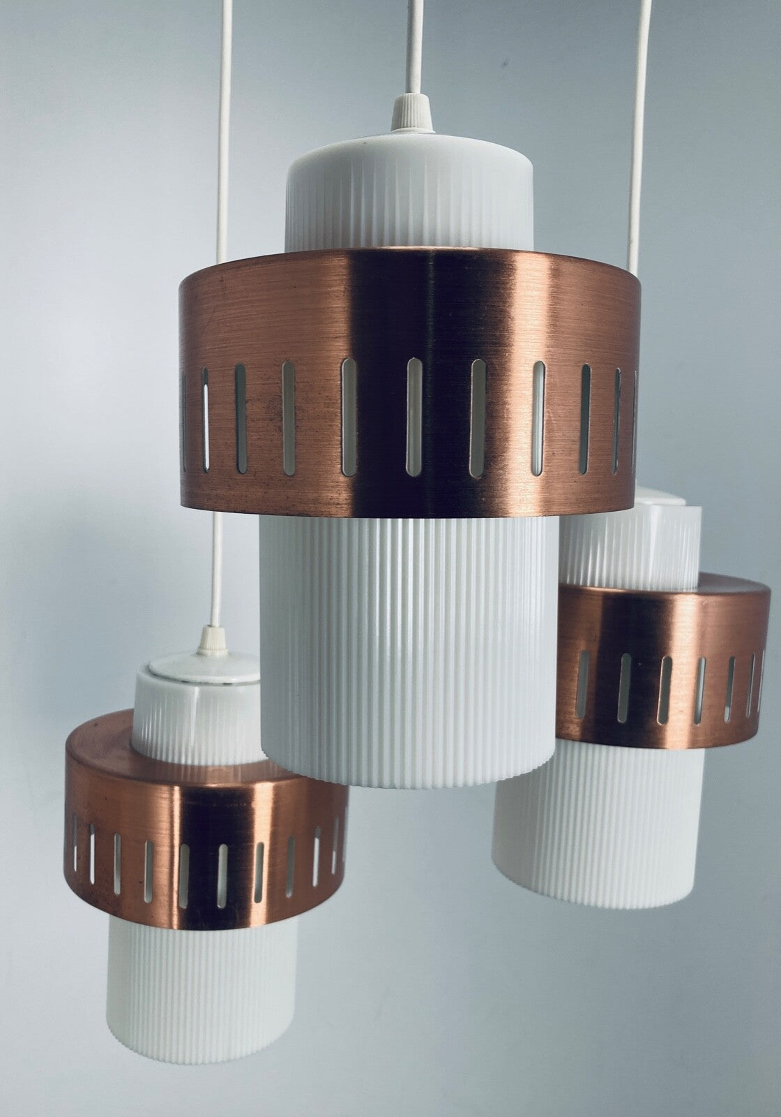 50er KASKADENLEUCHTE DDR DECKENLEUCHTE DREIFLAMMIG LAMPE KUPFER WEIß 60er