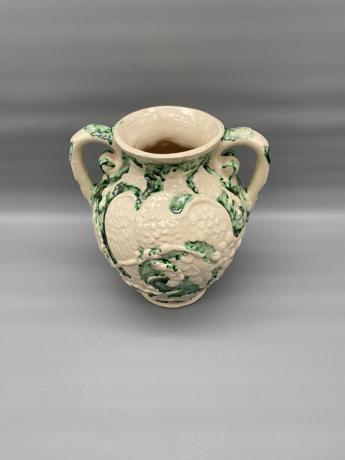 * VASE HENKELVASE KERAMIK VOGEL PFAU BLUMEN RELIEF RIGO BRUXELLES BELGIEN