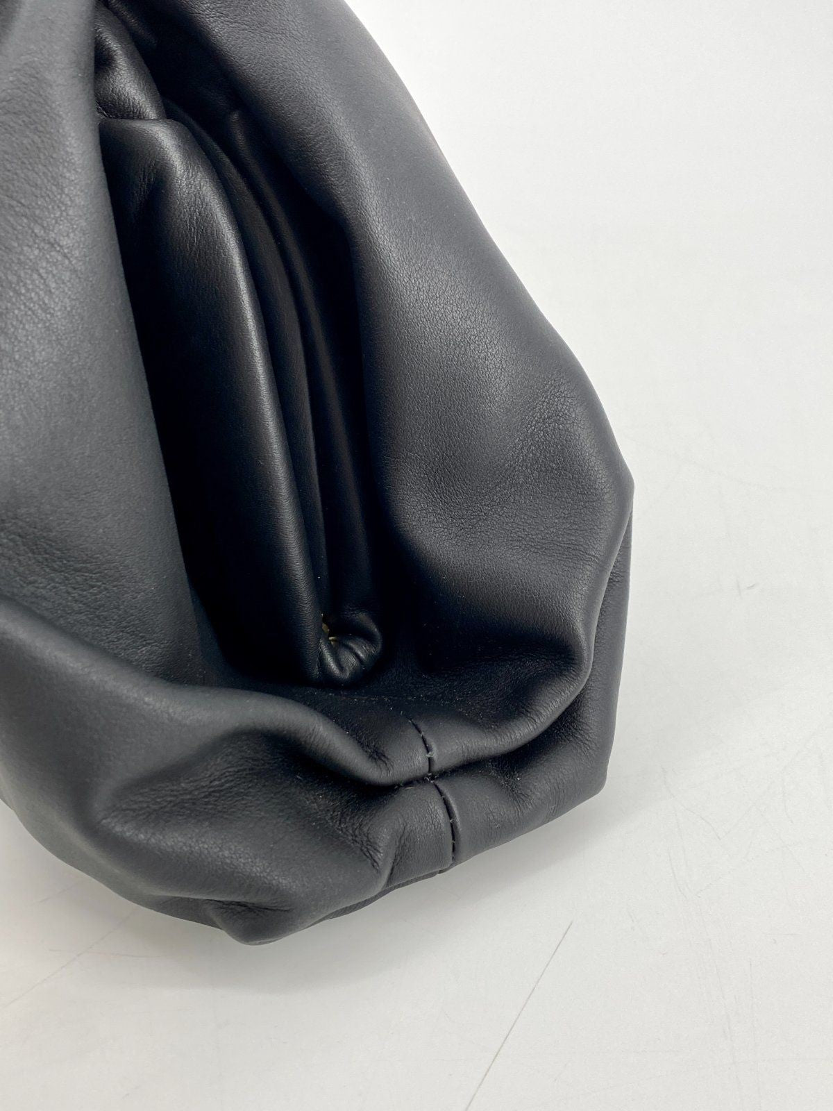 * BOTTEGA VENETA THE POUCH CLUTCH HANDTASCHE NAPPALEDER SCHWARZ