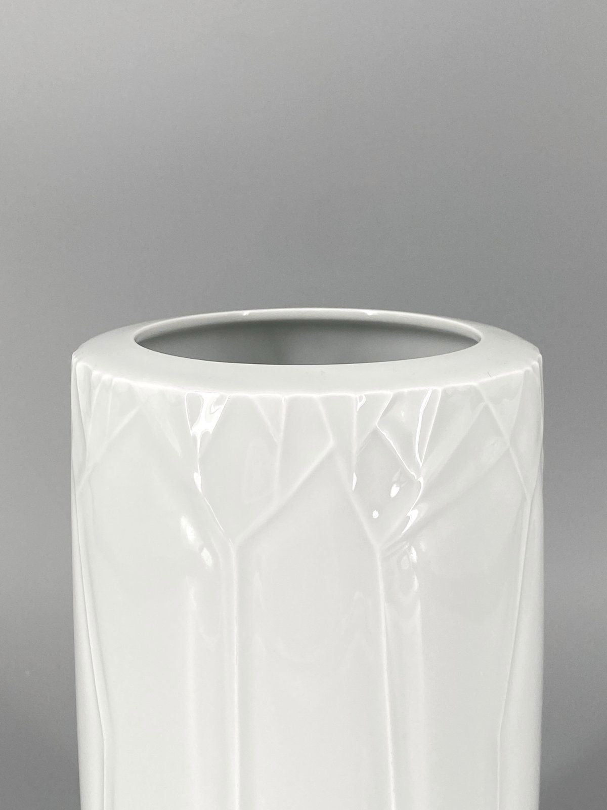 * MEISSEN PORZELLAN VASE WEIß RELIEF DEKOR ABSTRAKT LINIE SELTEN